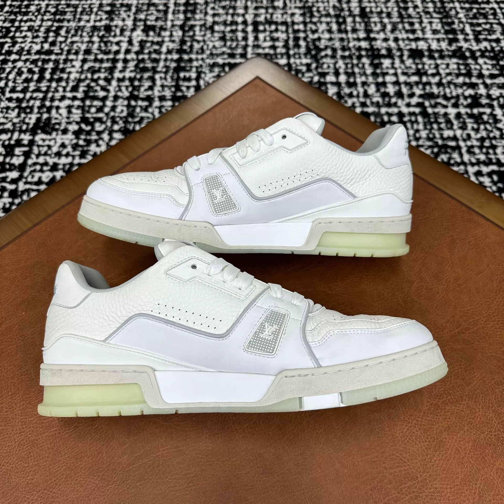 Louis Vuitton Louis Vuitton White Lowtop Sneakers 10 Men Size US 10 / EU 43 - 5 Thumbnail