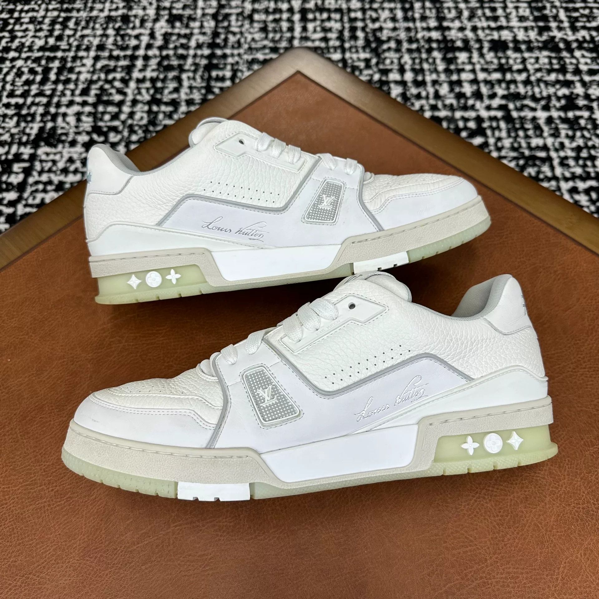 Louis Vuitton Louis Vuitton White Lowtop Sneakers 10 Men Size US 10 / EU 43 - 4 Thumbnail