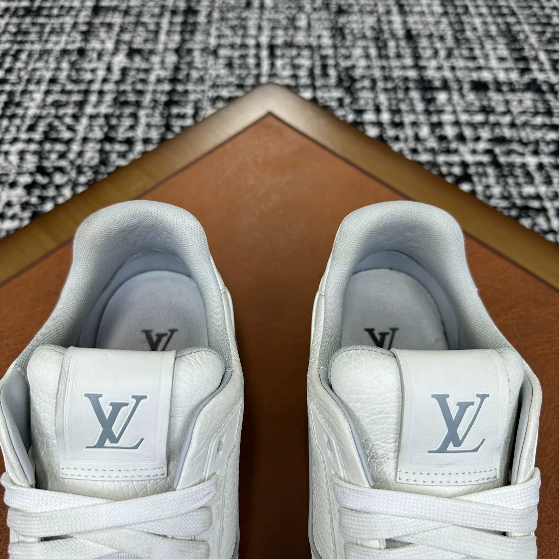 Louis Vuitton Louis Vuitton White Lowtop Sneakers 10 Men Size US 10 / EU 43 - 6 Thumbnail