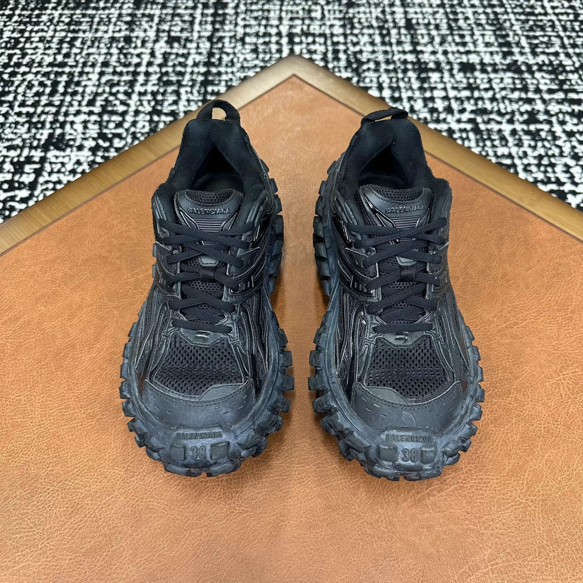 Balenciaga Balenciaga Black Lowtop Sneakers it_38 Women Size US 8 / IT 38 - 2 Thumbnail