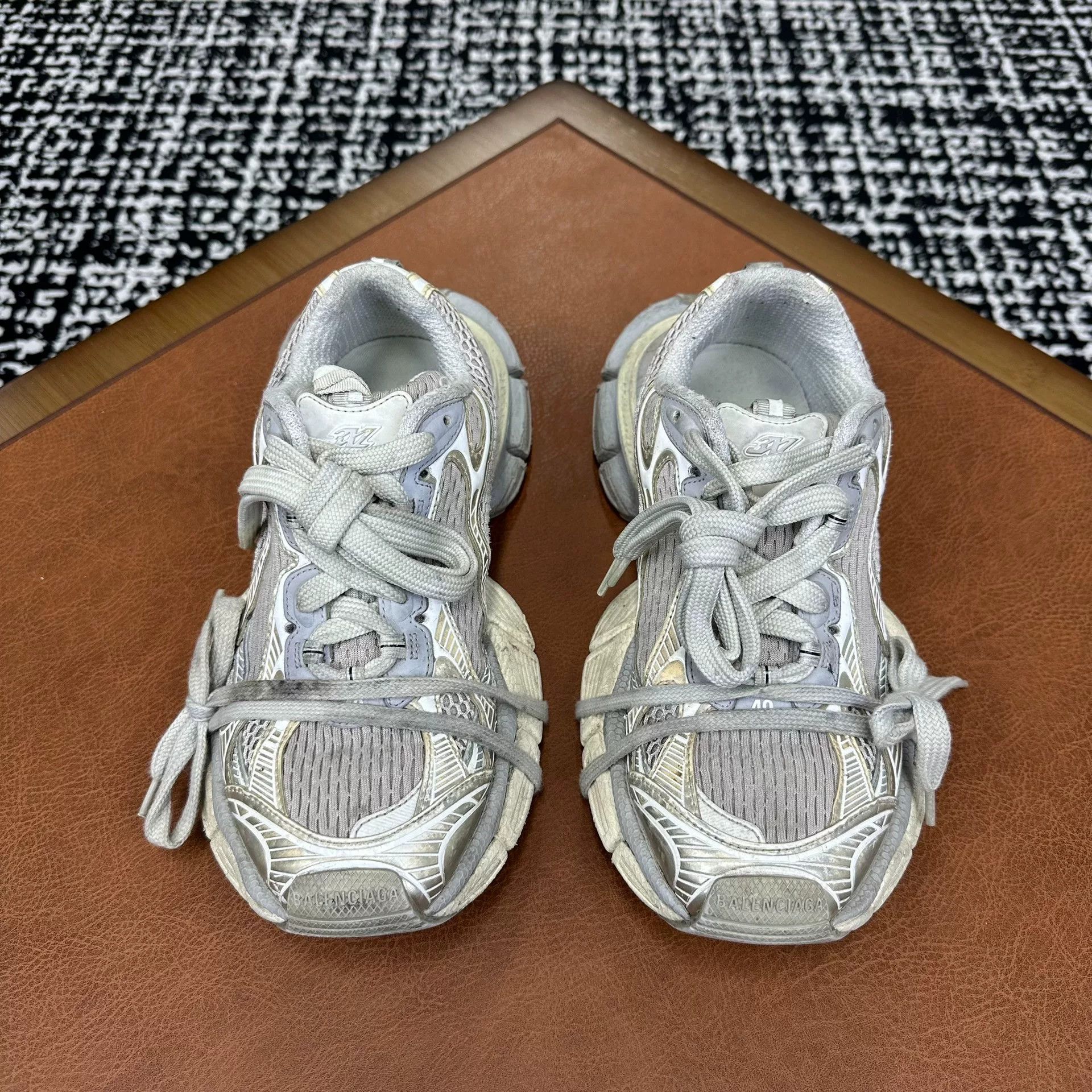 Balenciaga Balenciaga Mesh Beige Lowtop Sneakers 7 Men Size US 7 / EU 40 - 2 Thumbnail