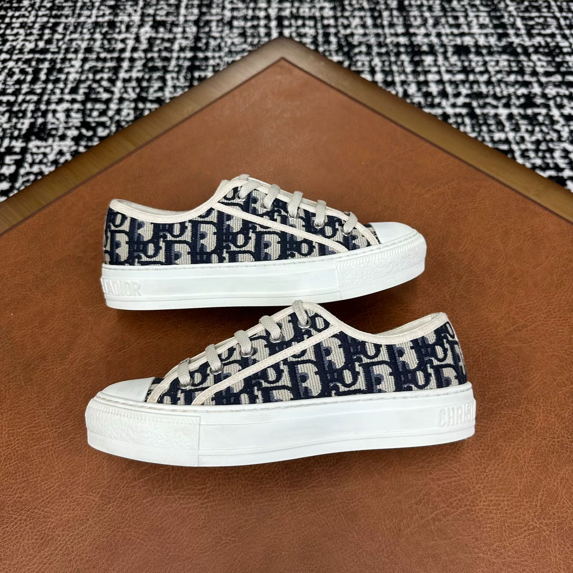 Miu Miu Miu Miu White Lowtop Sneakers it_36-5 Women Size US 6.5 / IT 36.5 - 6 Thumbnail