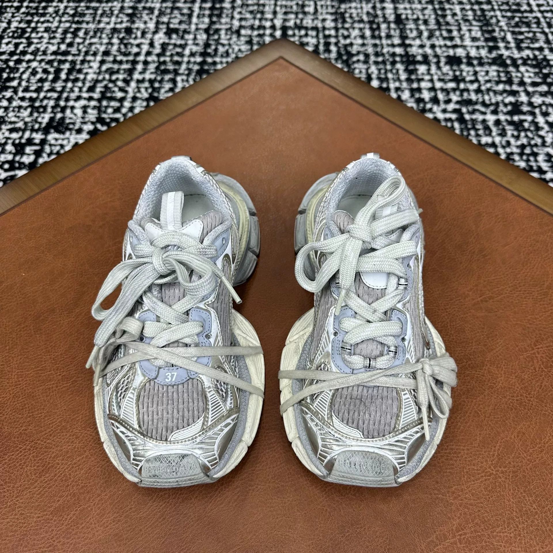 Balenciaga Balenciaga Mesh Beige Lowtop Sneakers it_37 Women Size US 7 / IT 37 - 2 Thumbnail