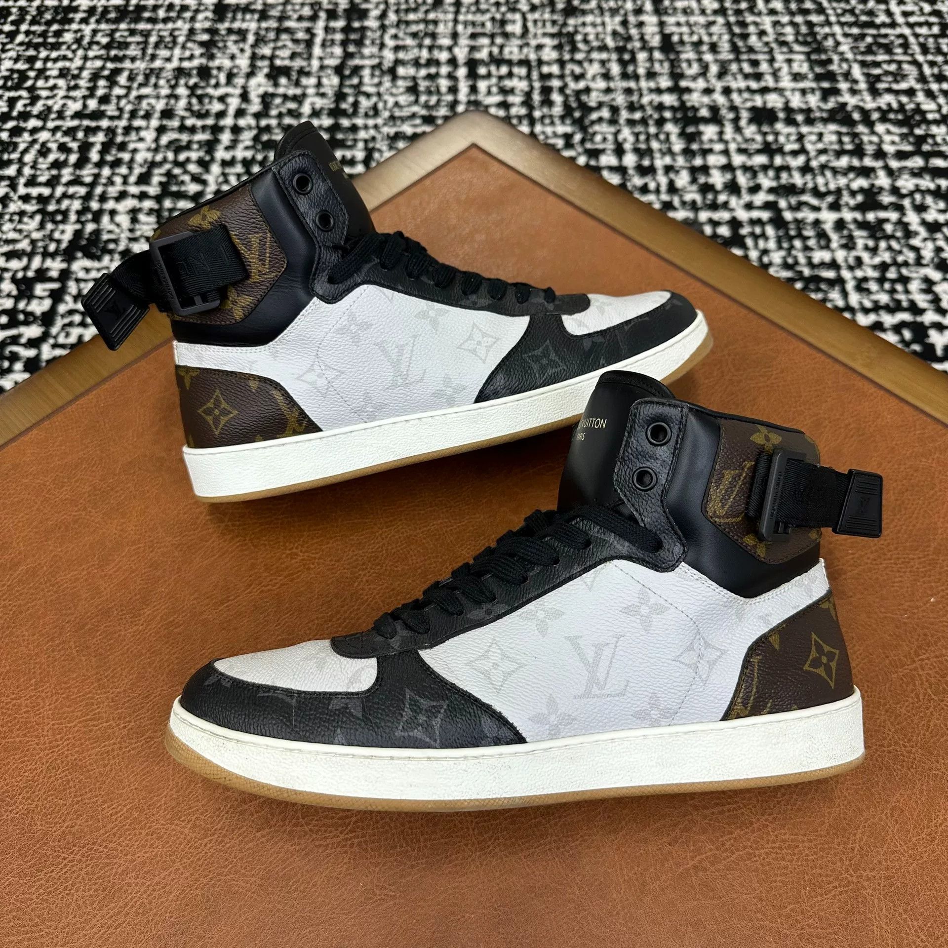 Louis Vuitton Louis Vuitton Canvas Black Hitop Sneakers 9 Men Size US 9 / EU 42 - 6 Thumbnail