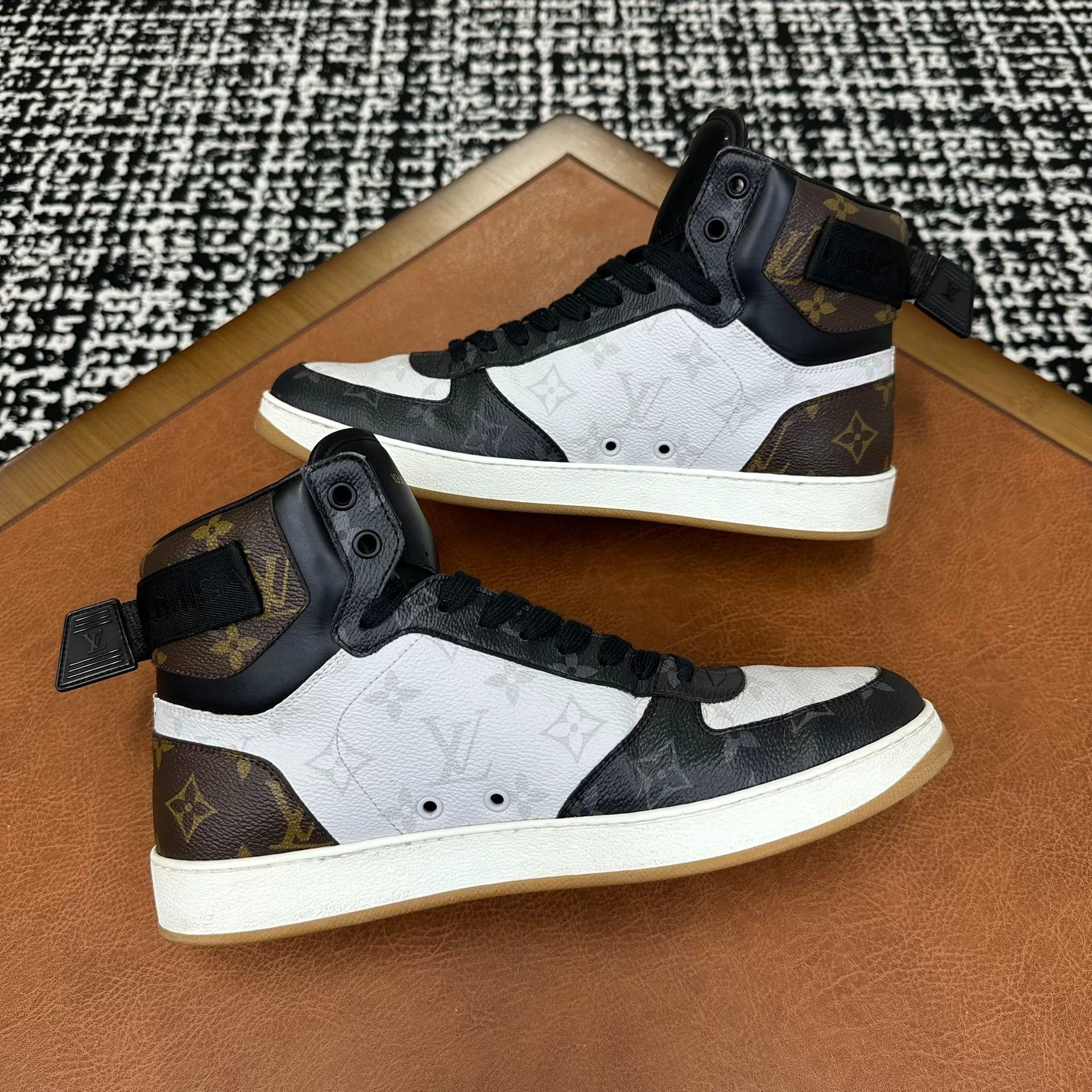 Louis Vuitton Louis Vuitton Canvas Black Hitop Sneakers 9 Men Size US 9 / EU 42 - 7 Thumbnail
