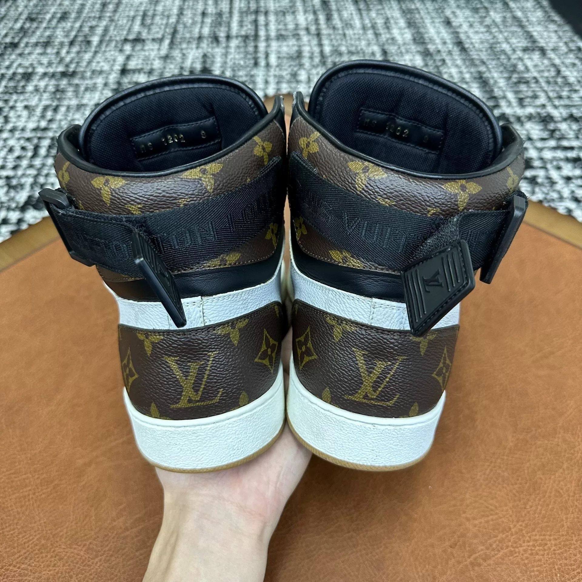 Louis Vuitton Louis Vuitton Canvas Black Hitop Sneakers 9 Men Size US 9 / EU 42 - 4 Thumbnail