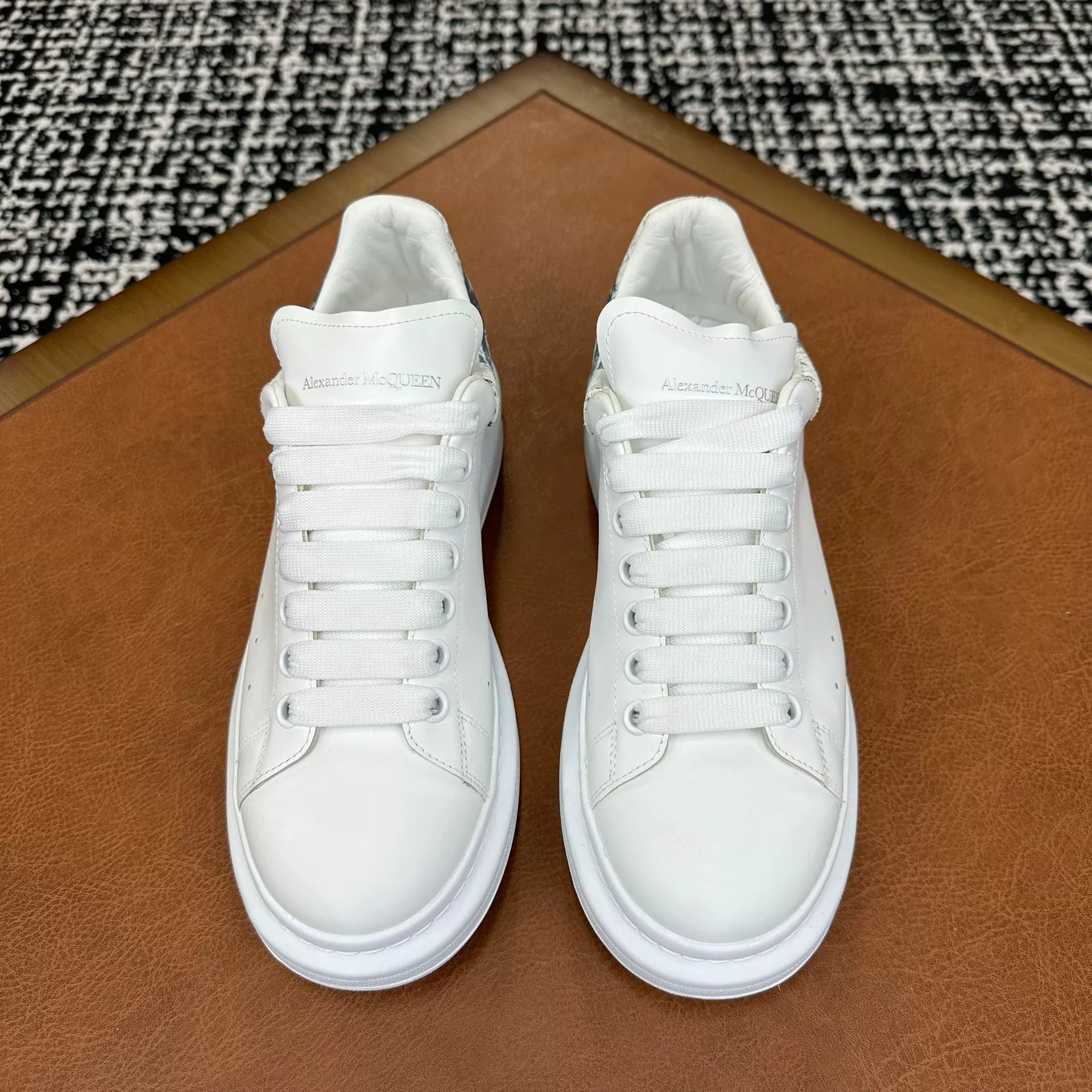 Alexander McQueen Alexander McQueen Blue Lowtop Sneakers 8 Men Size US 8 / EU 41 - 2 Thumbnail