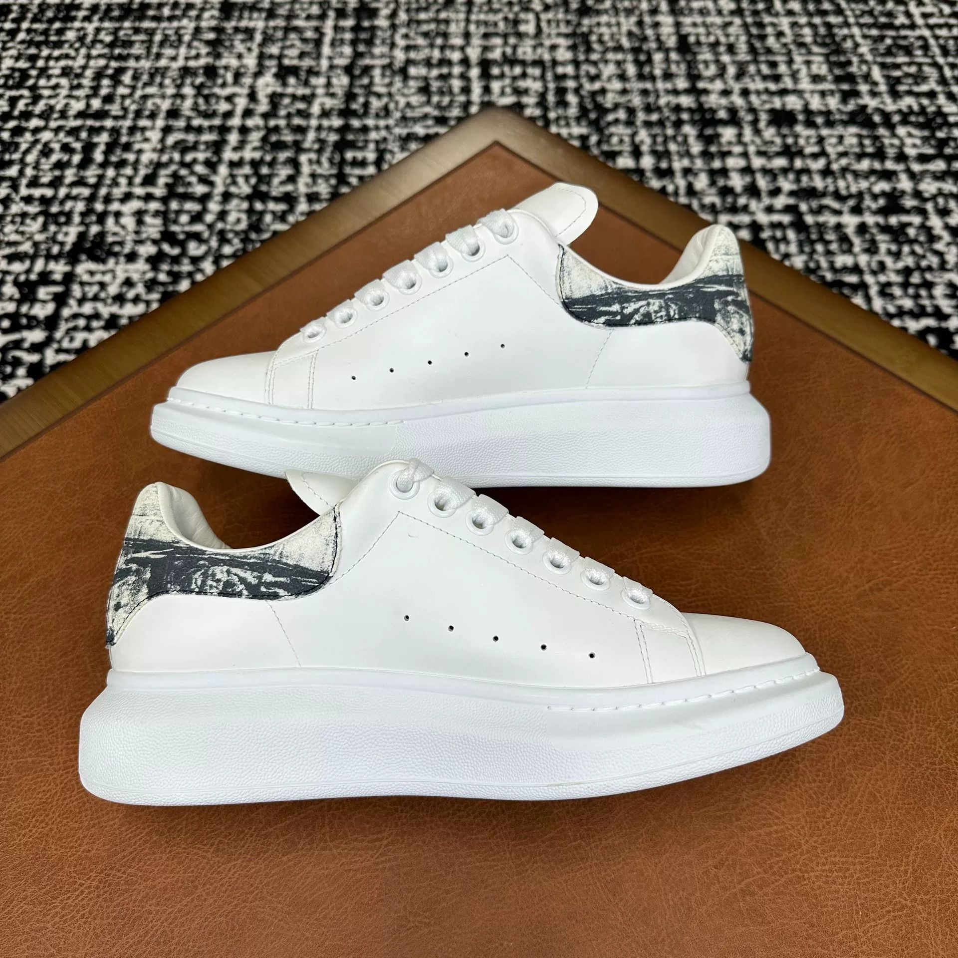 Alexander McQueen Alexander McQueen Blue Lowtop Sneakers 8 Men Size US 8 / EU 41 - 7 Thumbnail