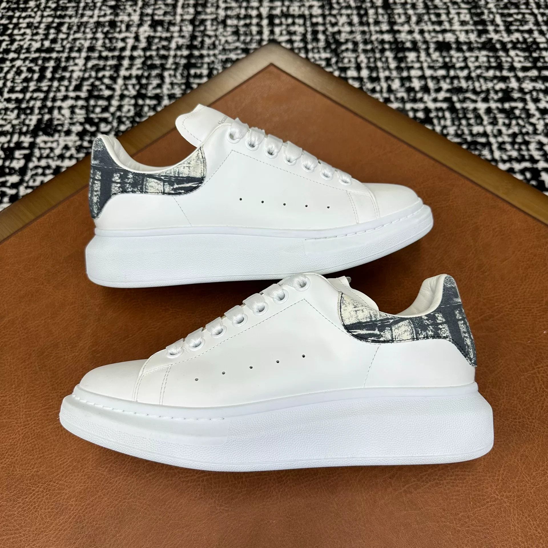 Alexander McQueen Alexander McQueen Blue Lowtop Sneakers 8 Men Size US 8 / EU 41 - 6 Thumbnail