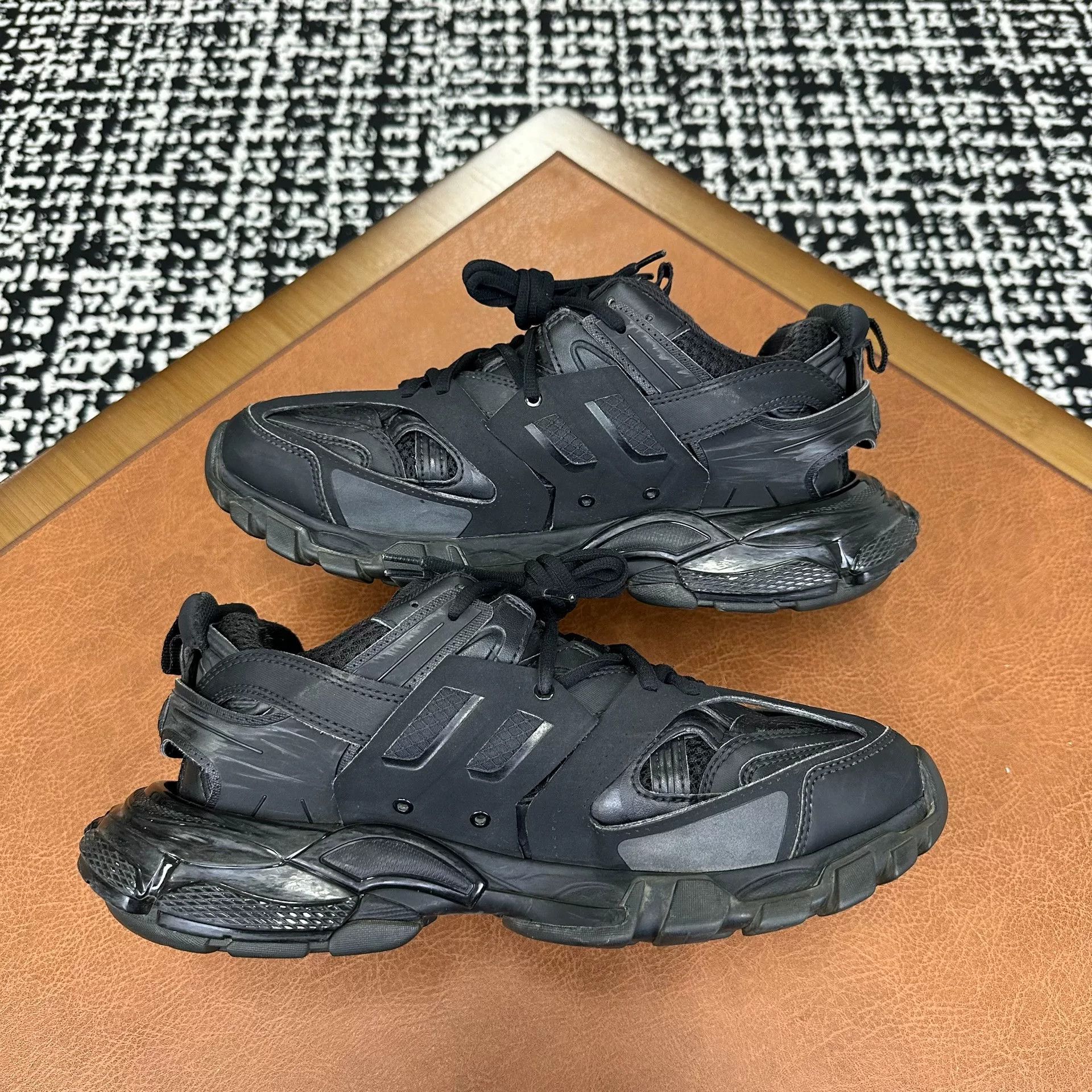 Balenciaga Balenciaga Clear Black Lowtop Sneakers 7 Men Size US 7 / EU 40 - 6 Thumbnail