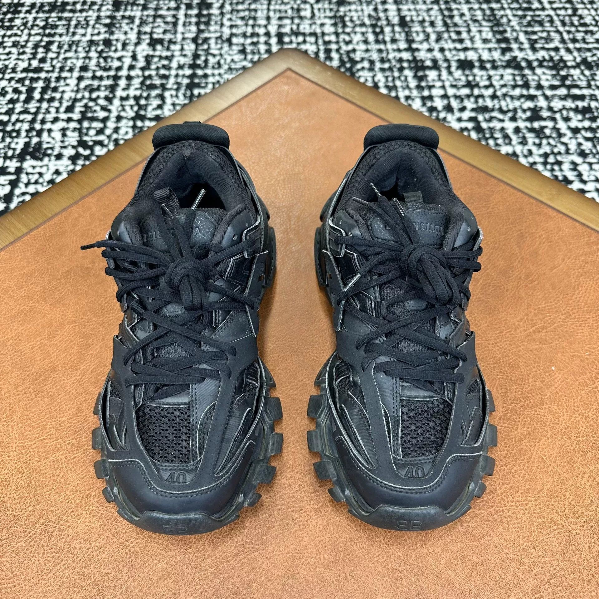 Balenciaga Balenciaga Clear Black Lowtop Sneakers 7 Men Size US 7 / EU 40 - 2 Thumbnail