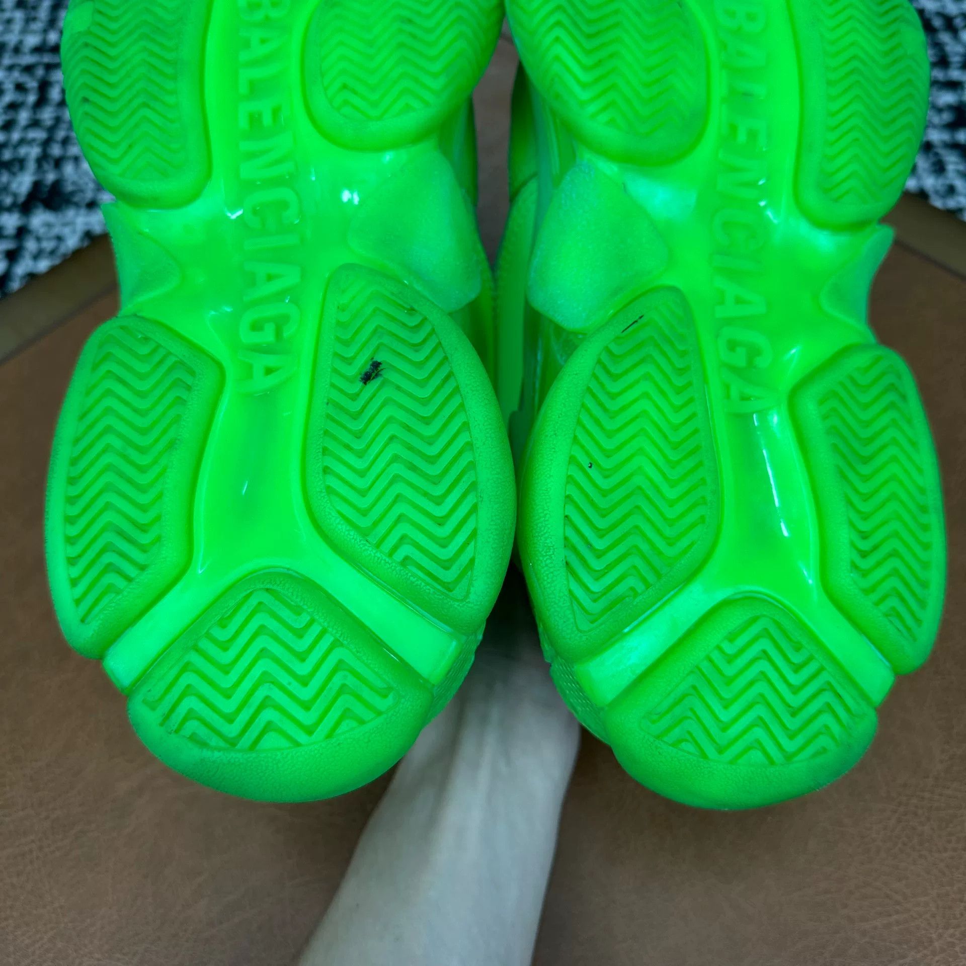 Balenciaga Balenciaga Green Lowtop Sneakers 7 Men Size US 7 / EU 40 - 8 Thumbnail