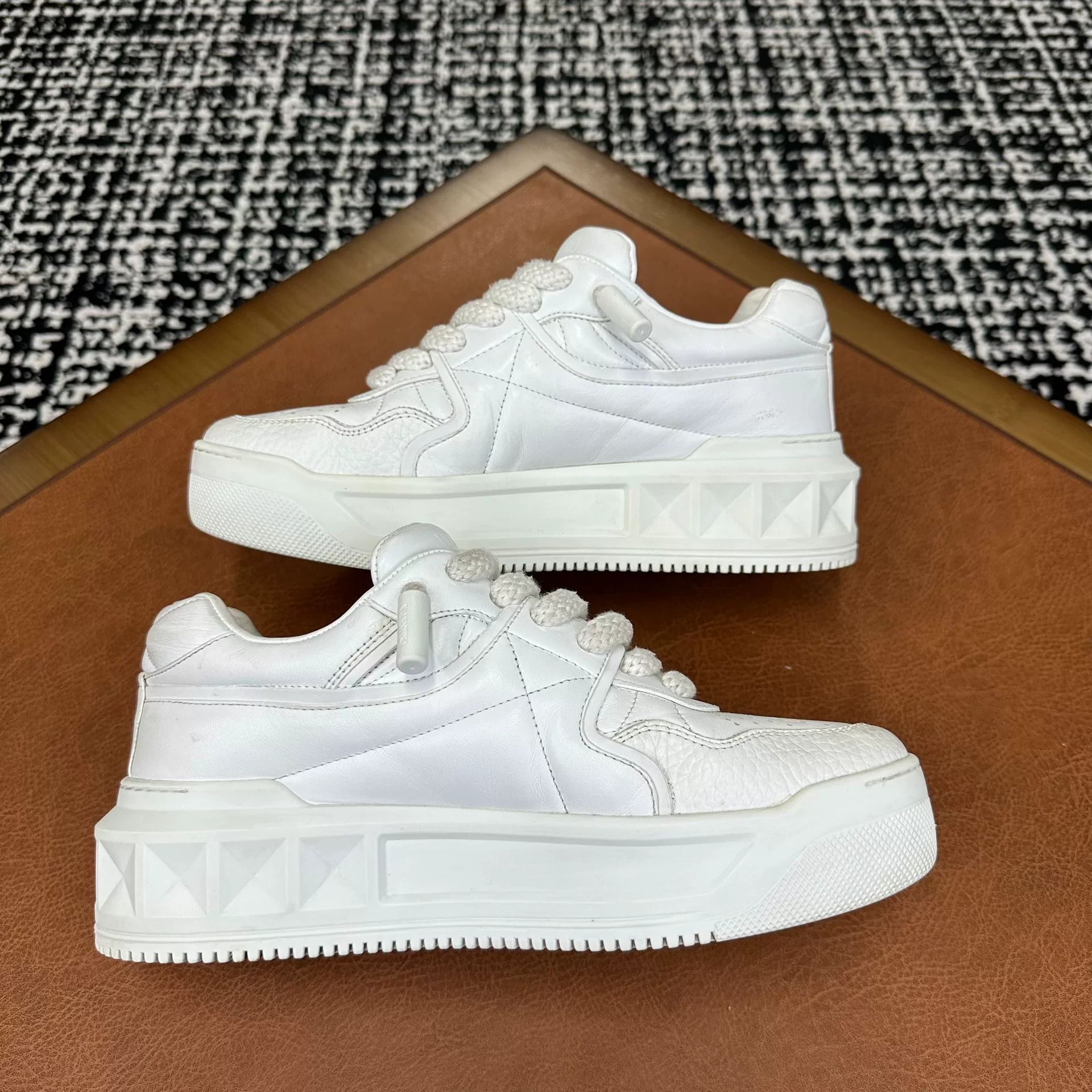 Valentino Valentino White Lowtop Sneakers it_39 Women Size US 9 / IT 39 - 5 Thumbnail