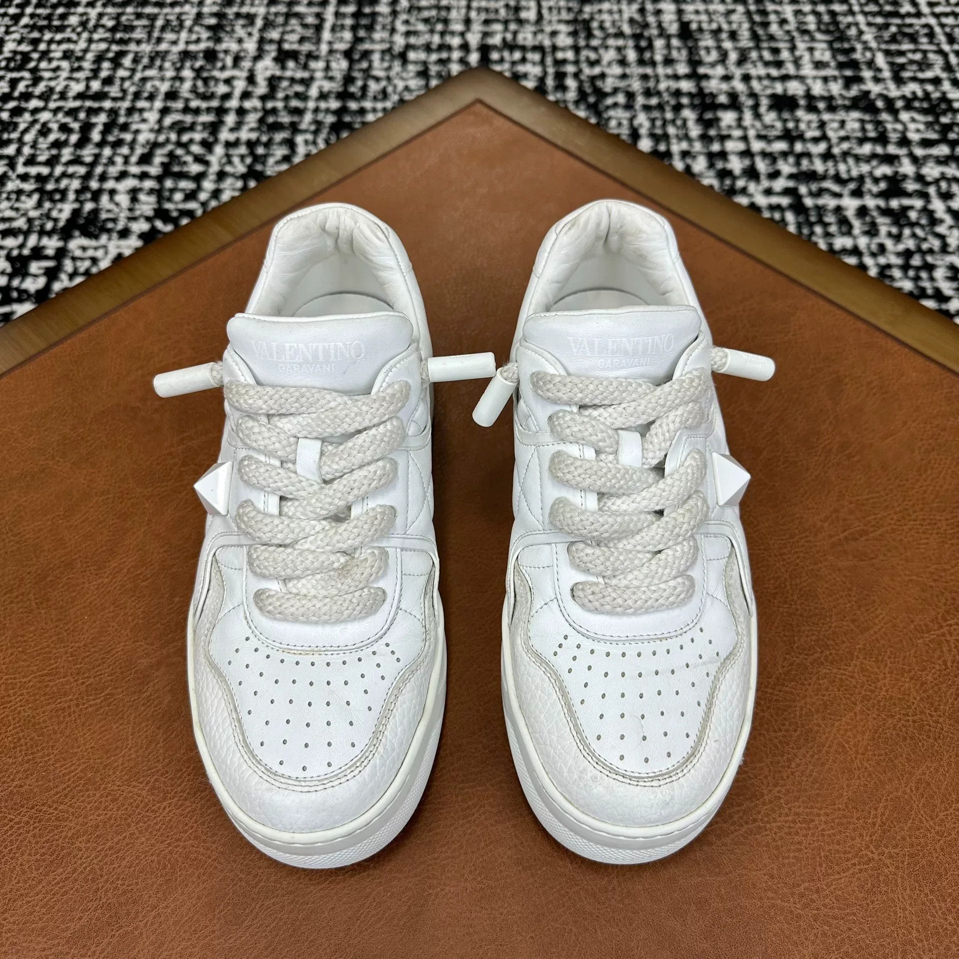 Valentino Valentino White Lowtop Sneakers it_39 Women Size US 9 / IT 39 - 2 Thumbnail
