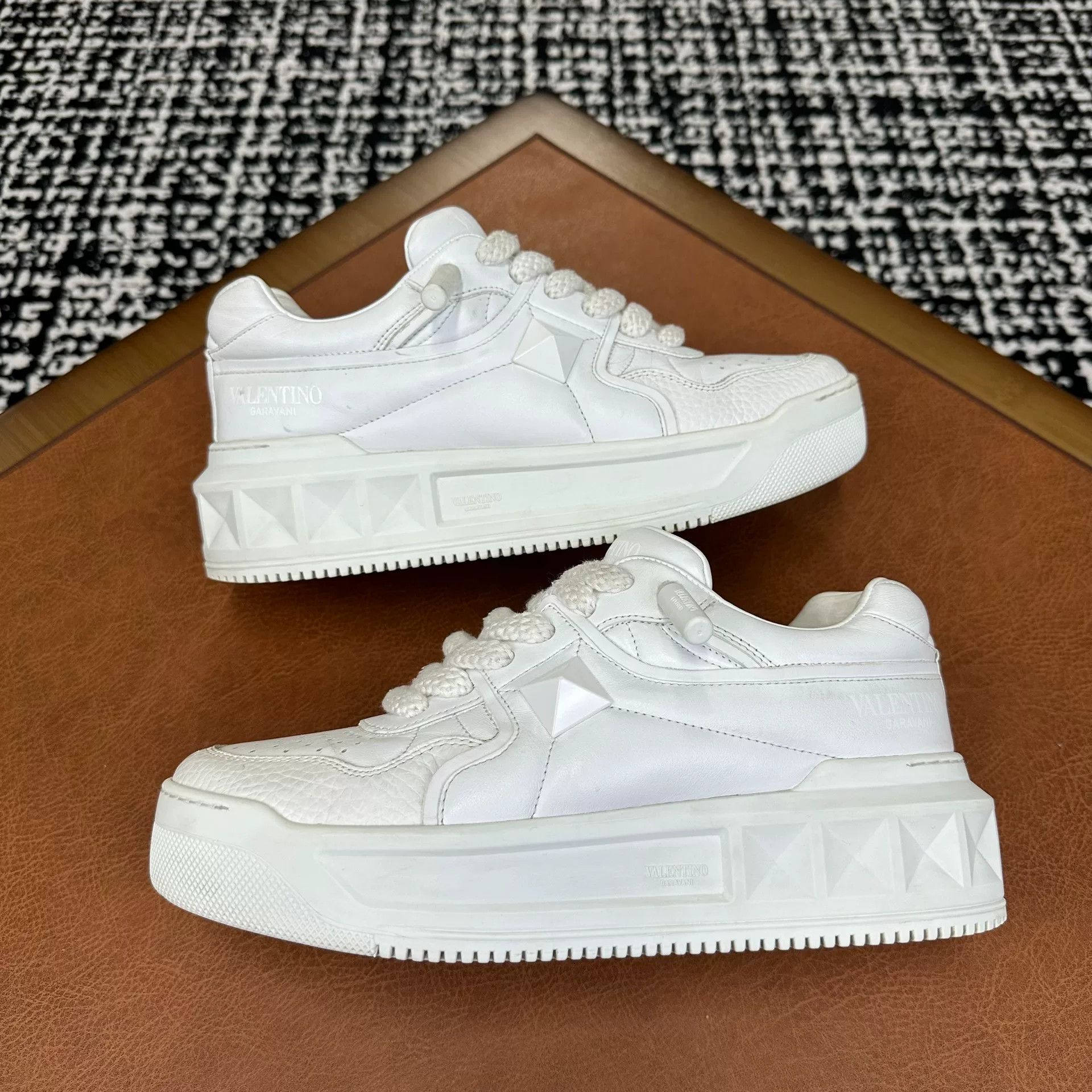 Valentino Valentino White Lowtop Sneakers it_39 Women Size US 9 / IT 39 - 4 Thumbnail