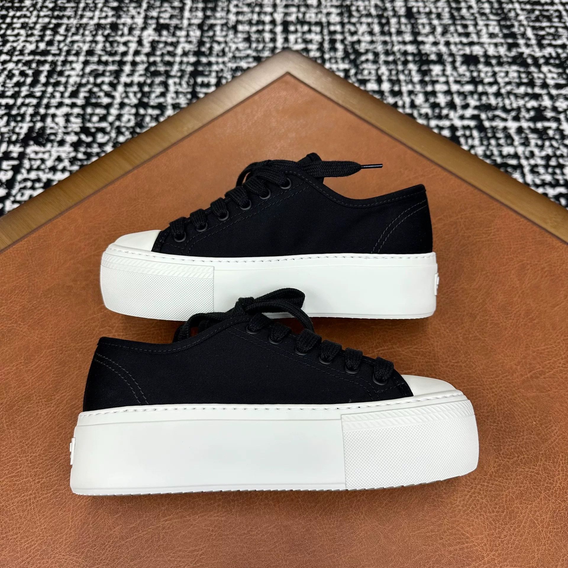 Prada Prada Black Lowtop Sneakers it_35 Women Size US 5 / IT 35 - 6 Thumbnail