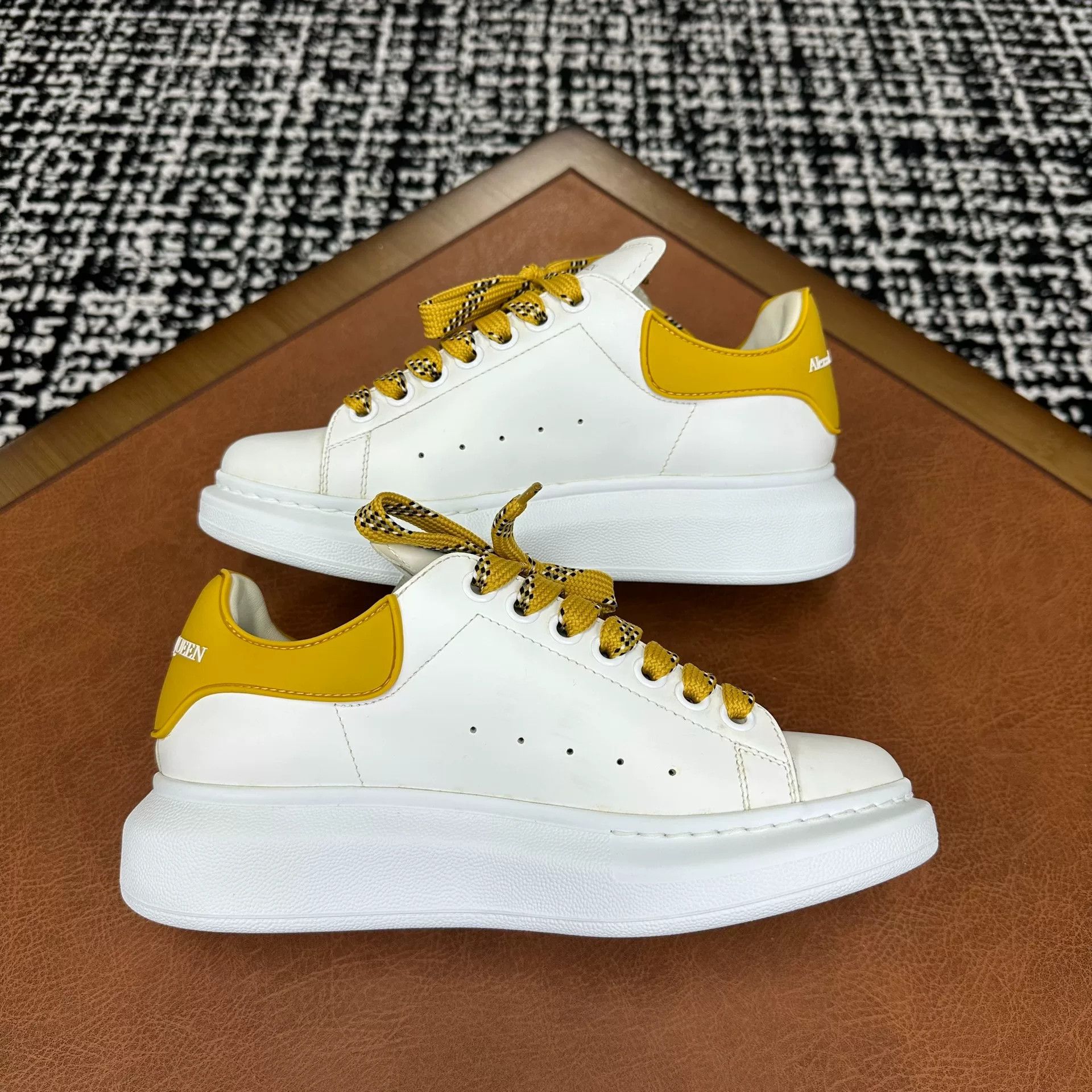 Alexander McQueen Alexander McQueen Yellow Lowtop Sneakers it_37 Women Size US 7 / IT 37 - 6 Thumbnail