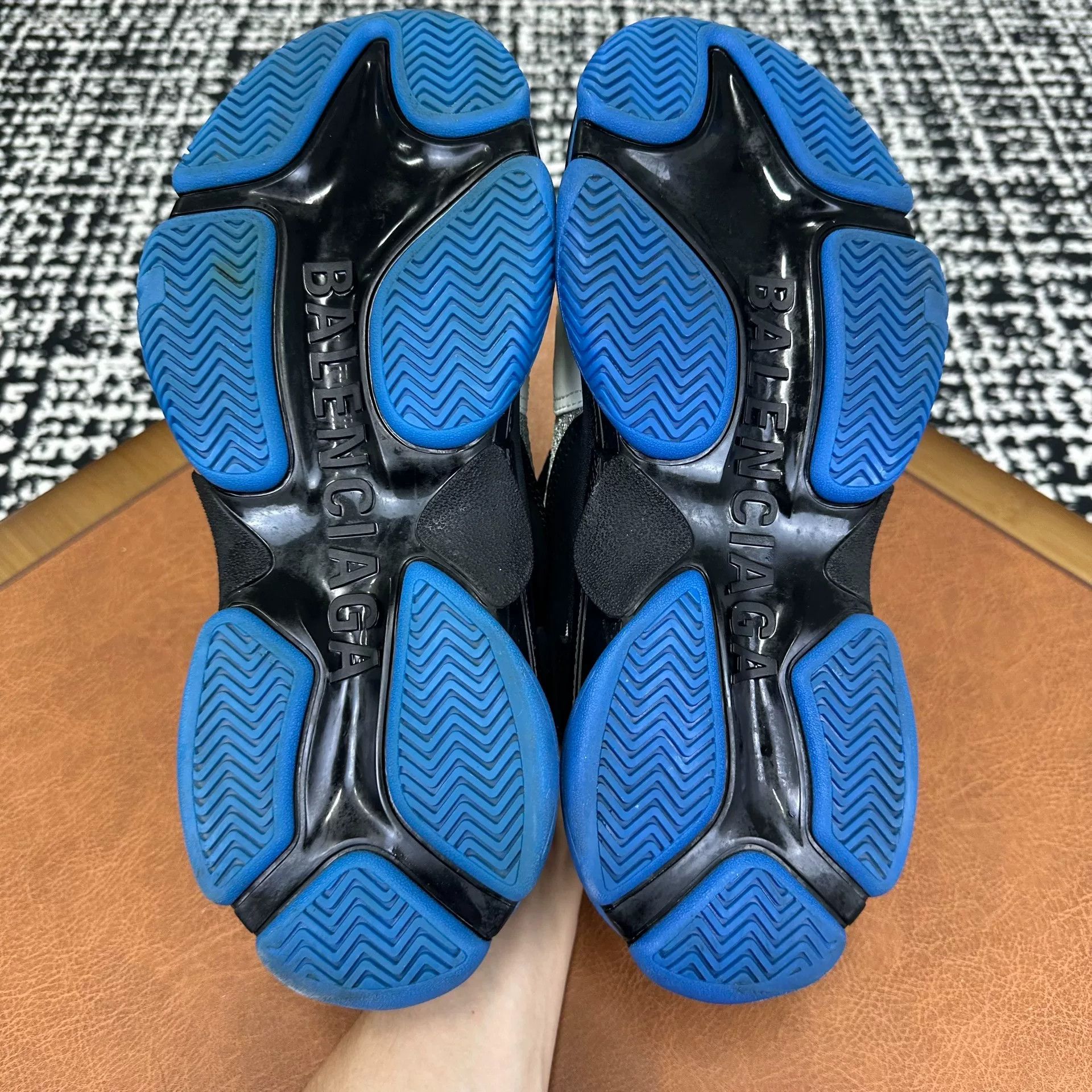 Balenciaga Balenciaga Blue Lowtop Sneakers 8 Men Size US 8 / EU 41 - 8 Thumbnail