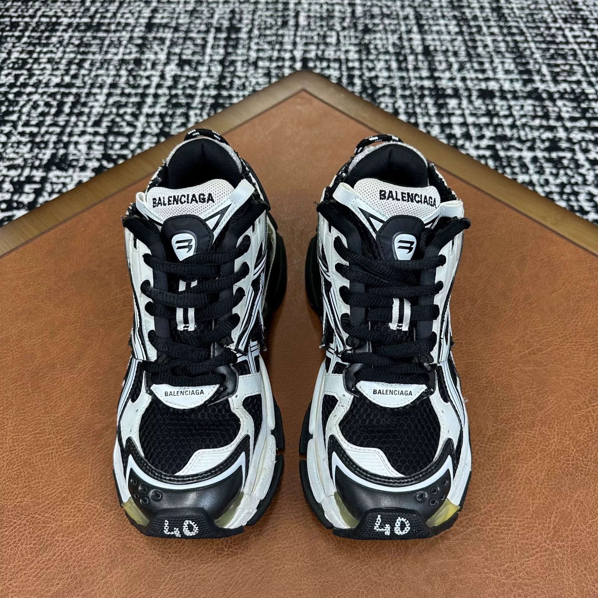 Balenciaga Balenciaga Running Lowtop Sneakers 7 Men Size US 7 / EU 40 - 2 Thumbnail