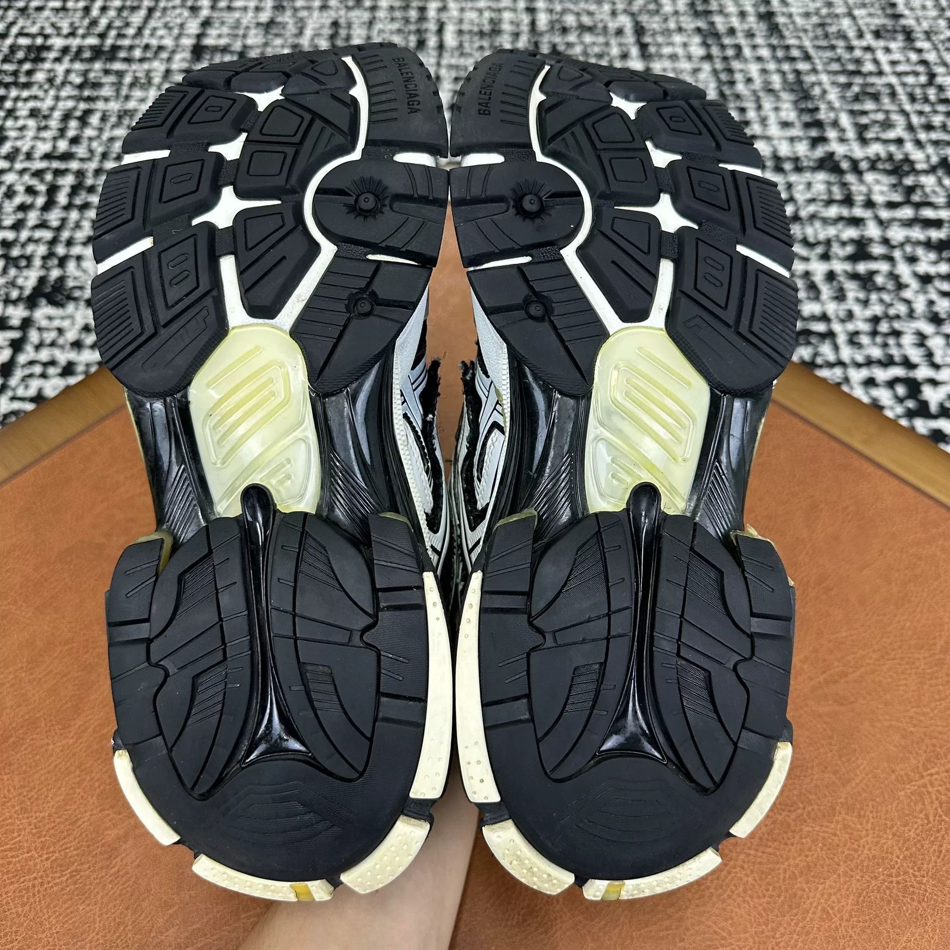 Balenciaga Balenciaga Running Lowtop Sneakers 7 Men Size US 7 / EU 40 - 8 Thumbnail