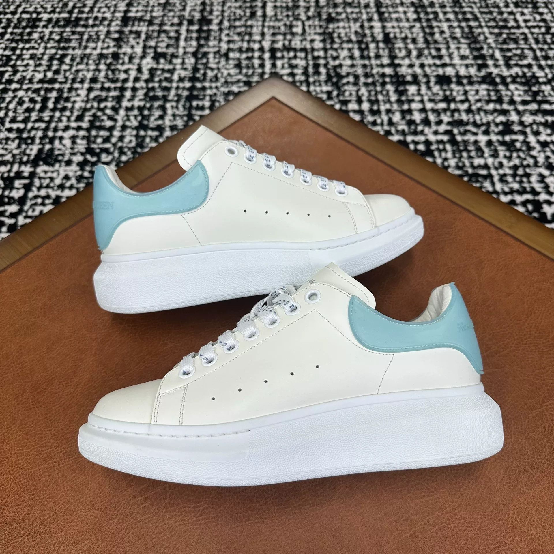 Alexander McQueen Alexander McQueen Blue Lowtop Sneakers 7 Men Size US 7 / EU 40 - 5 Thumbnail