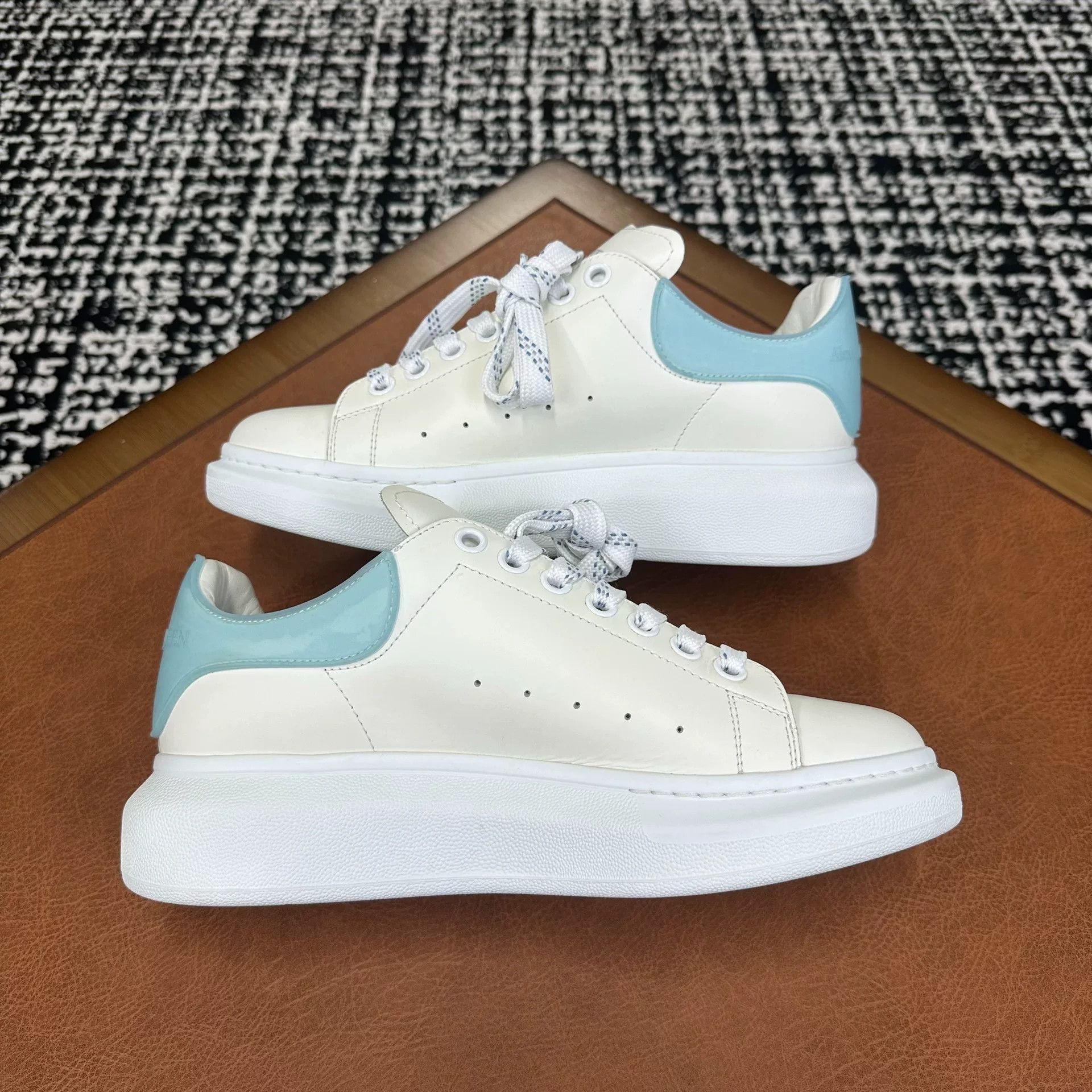 Alexander McQueen Alexander McQueen Blue Lowtop Sneakers 7 Men Size US 7 / EU 40 - 6 Thumbnail
