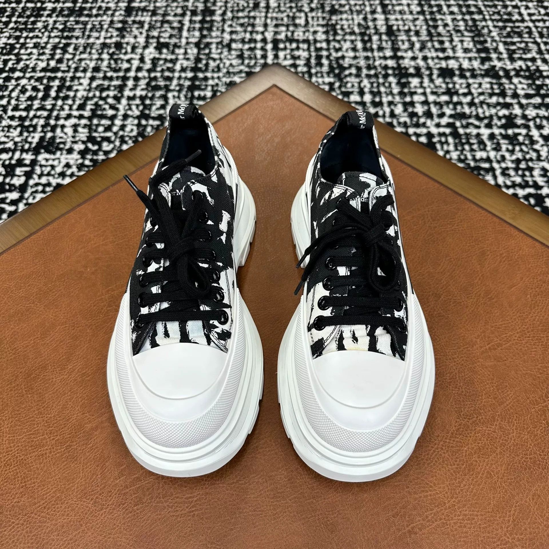 Alexander McQueen Alexander McQueen Black Lowtop Sneakers 8 Men Size US 8 / EU 41 - 2 Thumbnail
