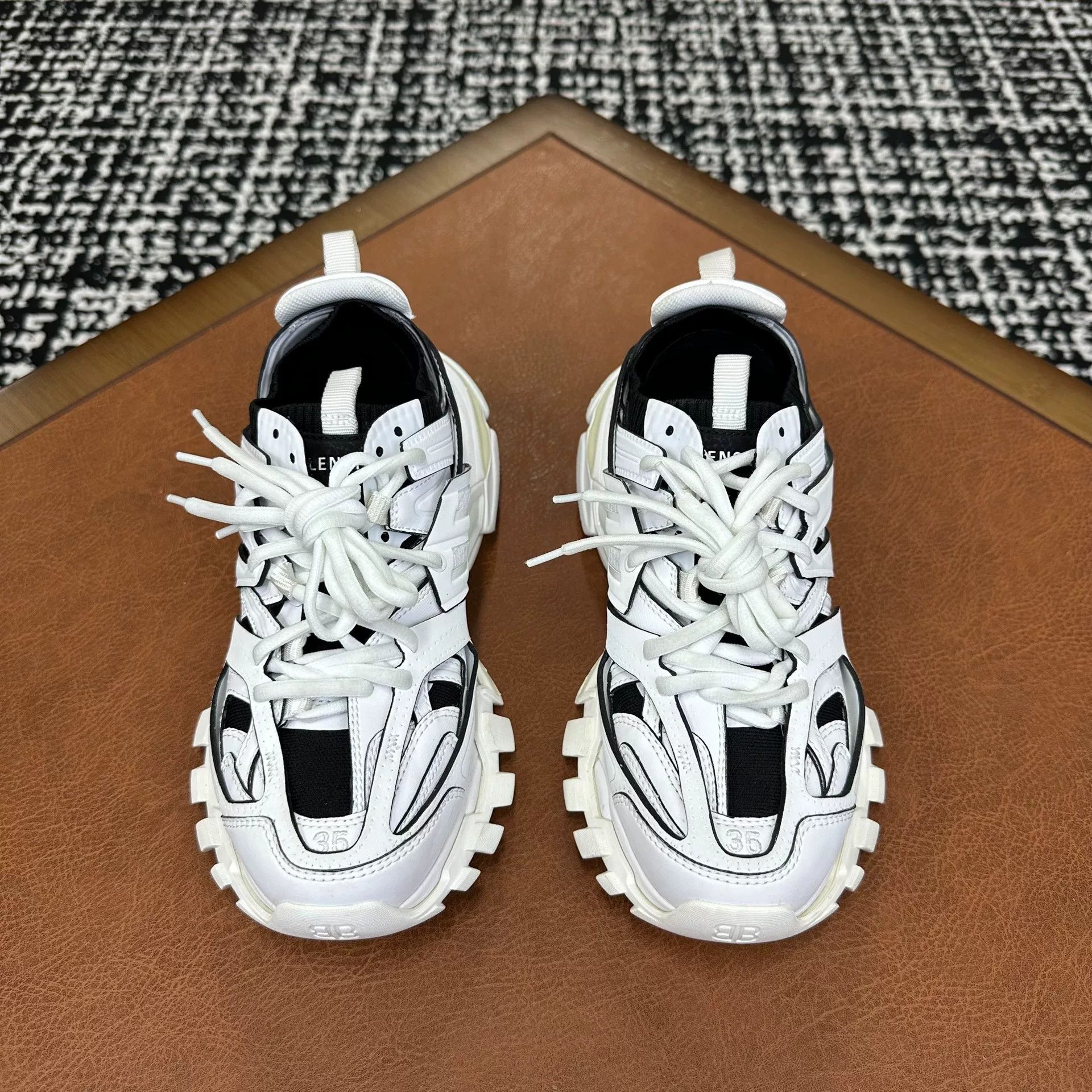 Balenciaga Balenciaga Black Lowtop Sneakers it_35 Women Size US 5 / IT 35 - 2 Thumbnail