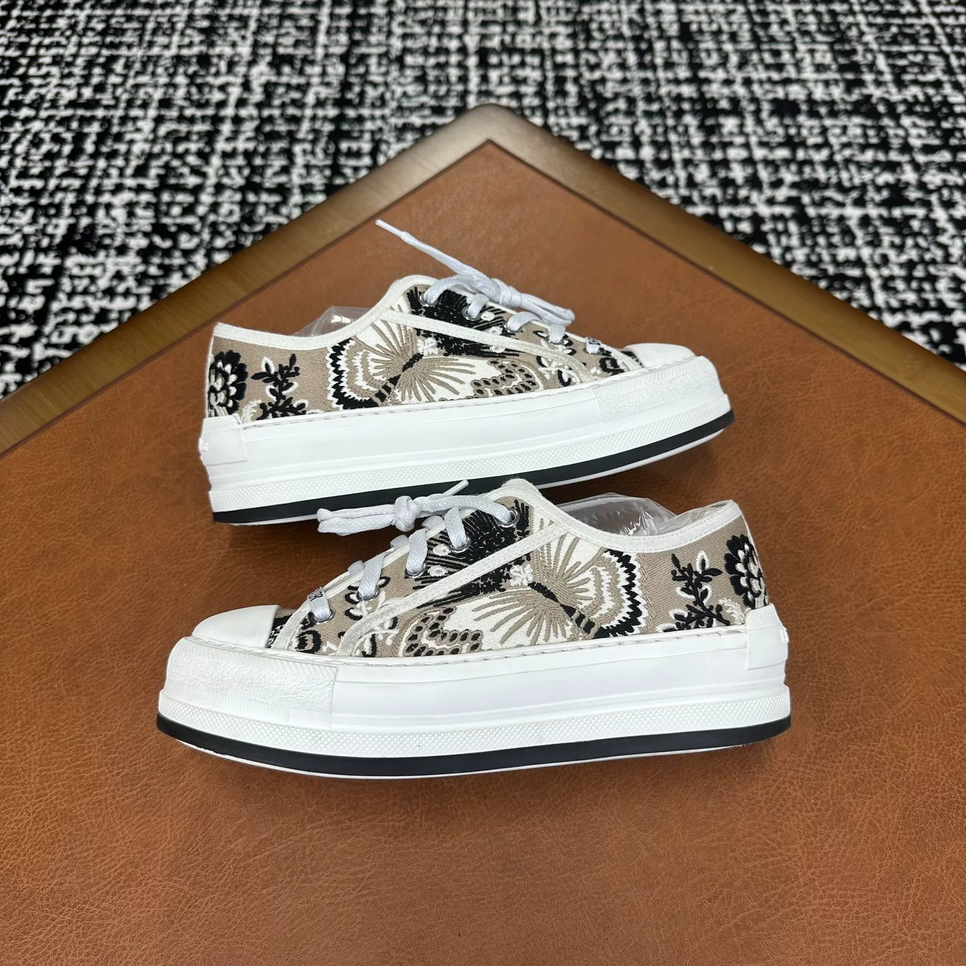 Dior Dior Lowtop Sneakers it_36-5 Women Size US 6.5 / IT 36.5 - 5 Thumbnail