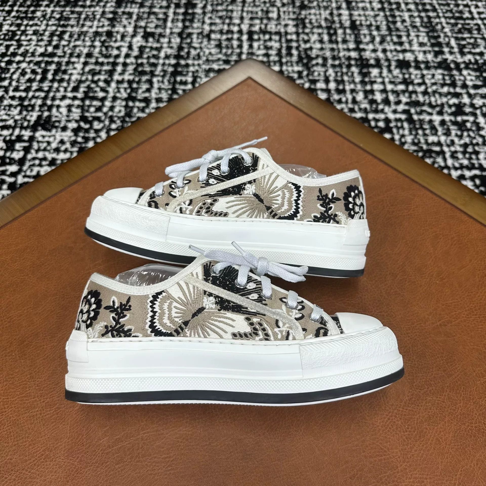 Dior Dior Lowtop Sneakers it_36-5 Women Size US 6.5 / IT 36.5 - 6 Thumbnail