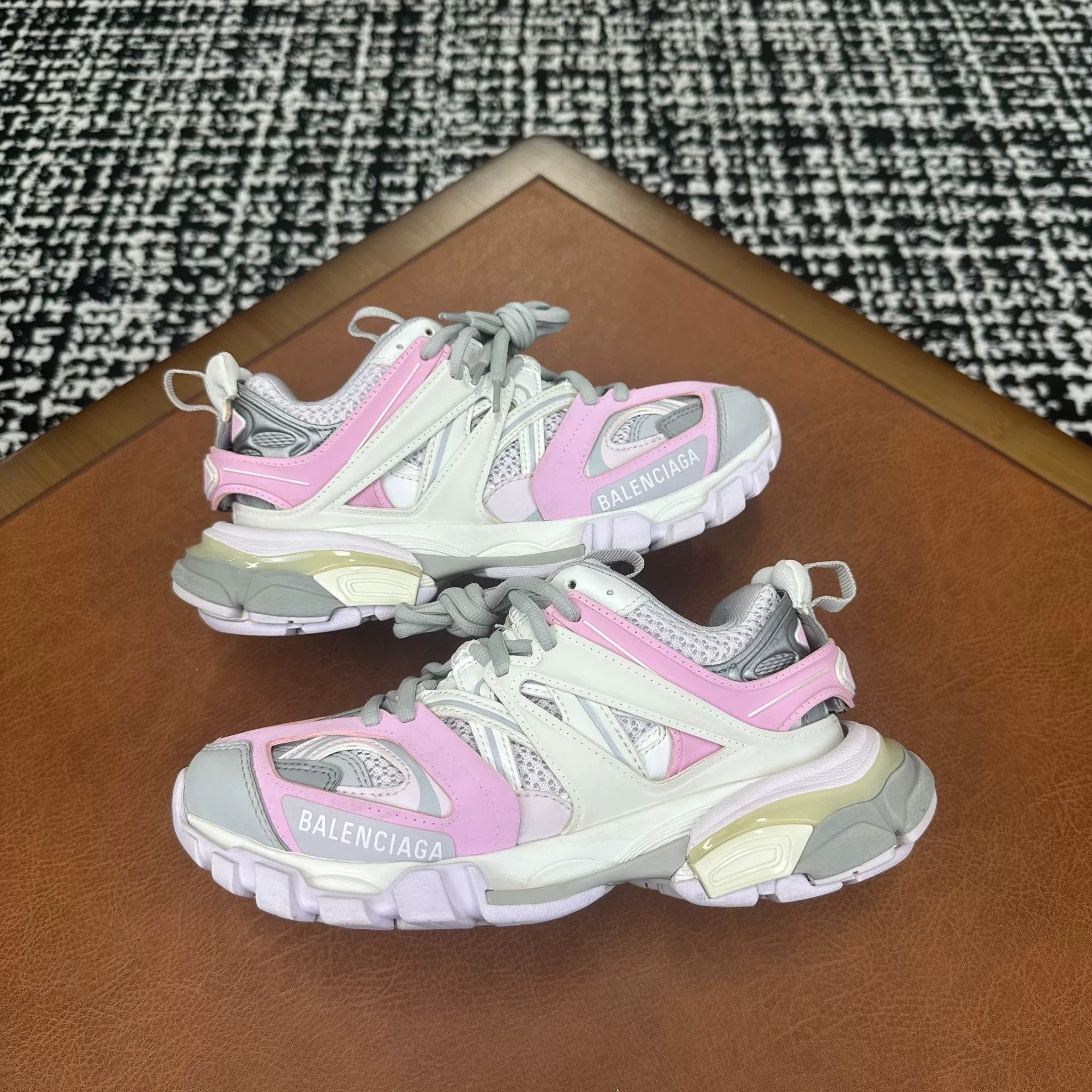 Balenciaga Balenciaga Pink Lowtop Sneakers it_35 Women Size US 5 / IT 35 - 7 Thumbnail