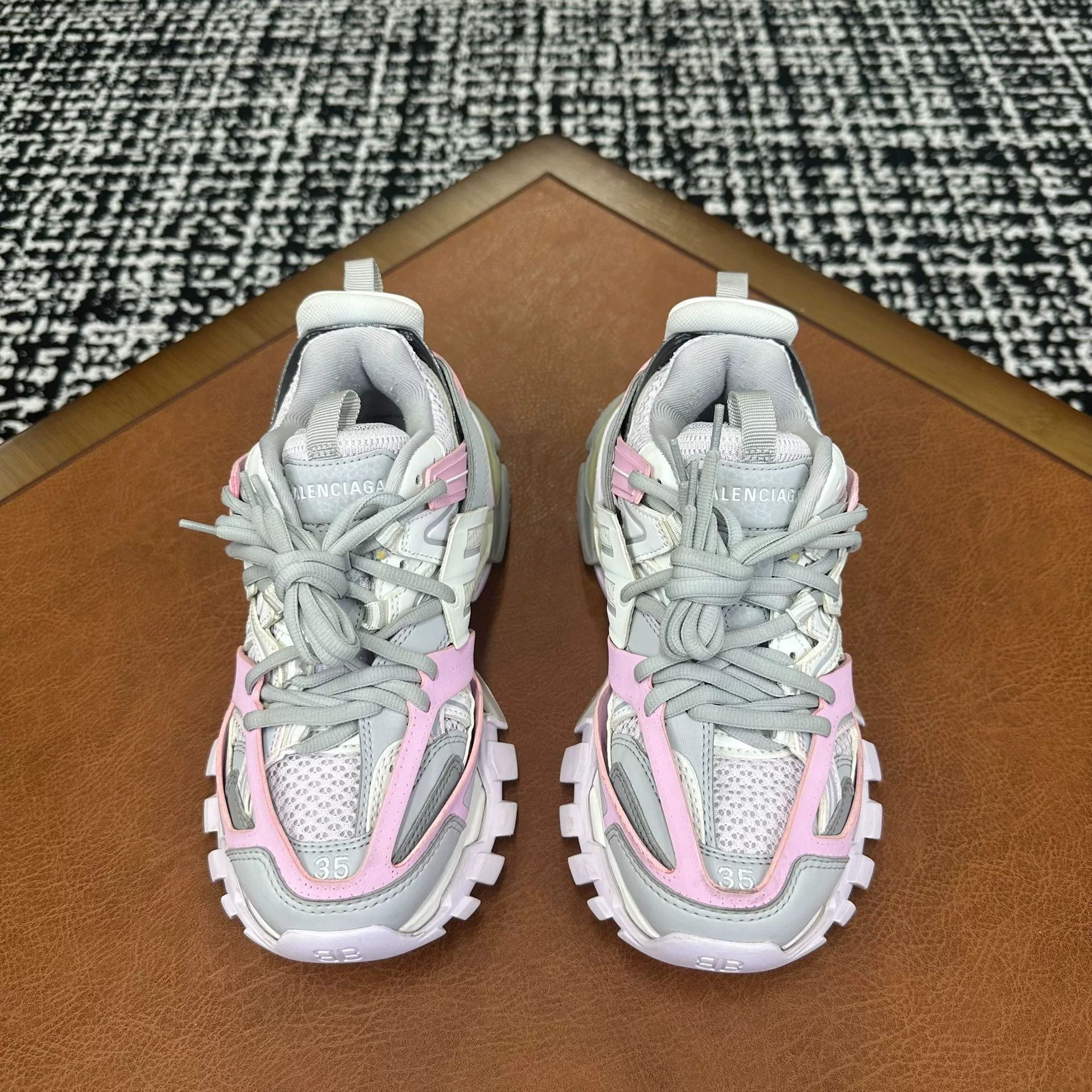 Balenciaga Balenciaga Pink Lowtop Sneakers it_35 Women Size US 5 / IT 35 - 2 Thumbnail