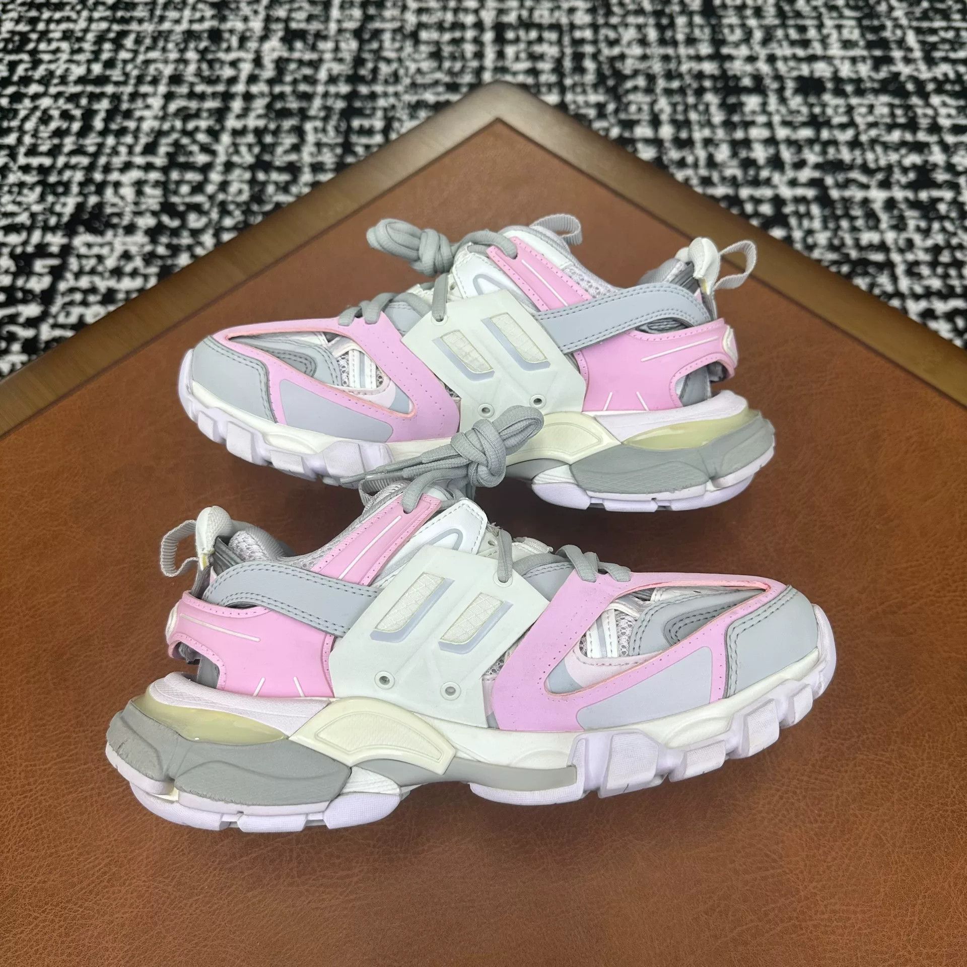 Balenciaga Balenciaga Pink Lowtop Sneakers it_35 Women Size US 5 / IT 35 - 8 Thumbnail