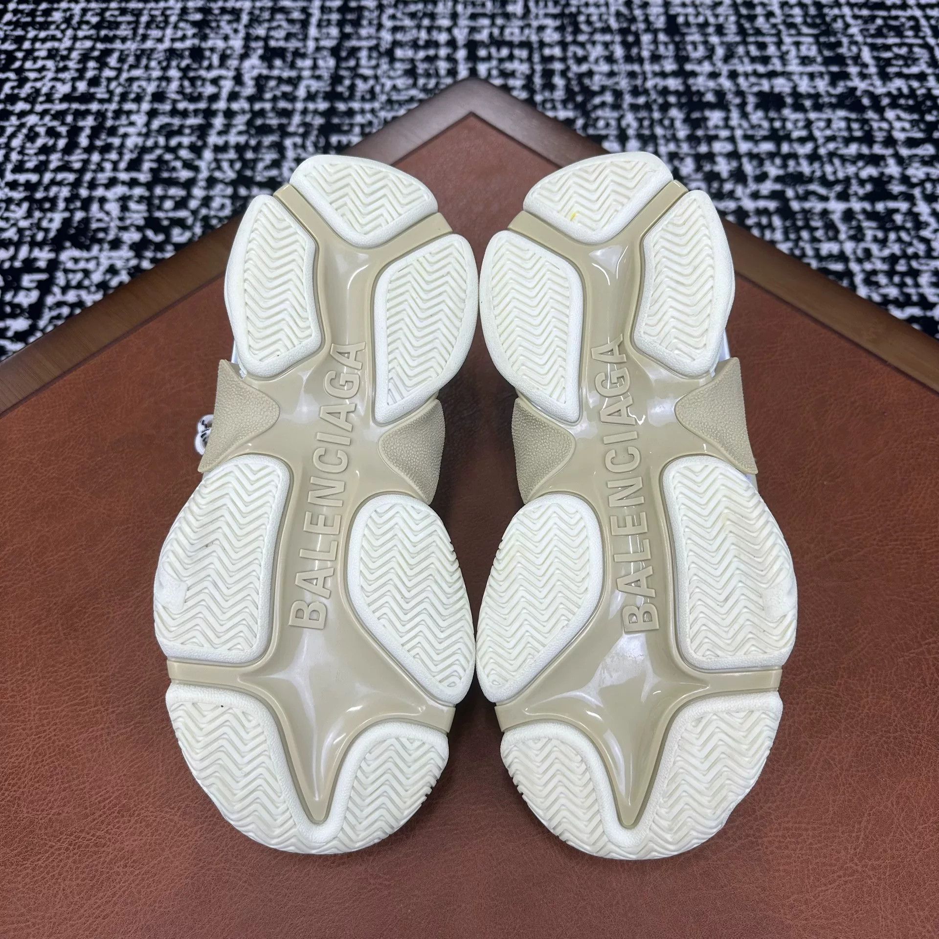 Balenciaga Balenciaga White Lowtop Sneakers it_38 Women Size US 8 / IT 38 - 9 Thumbnail