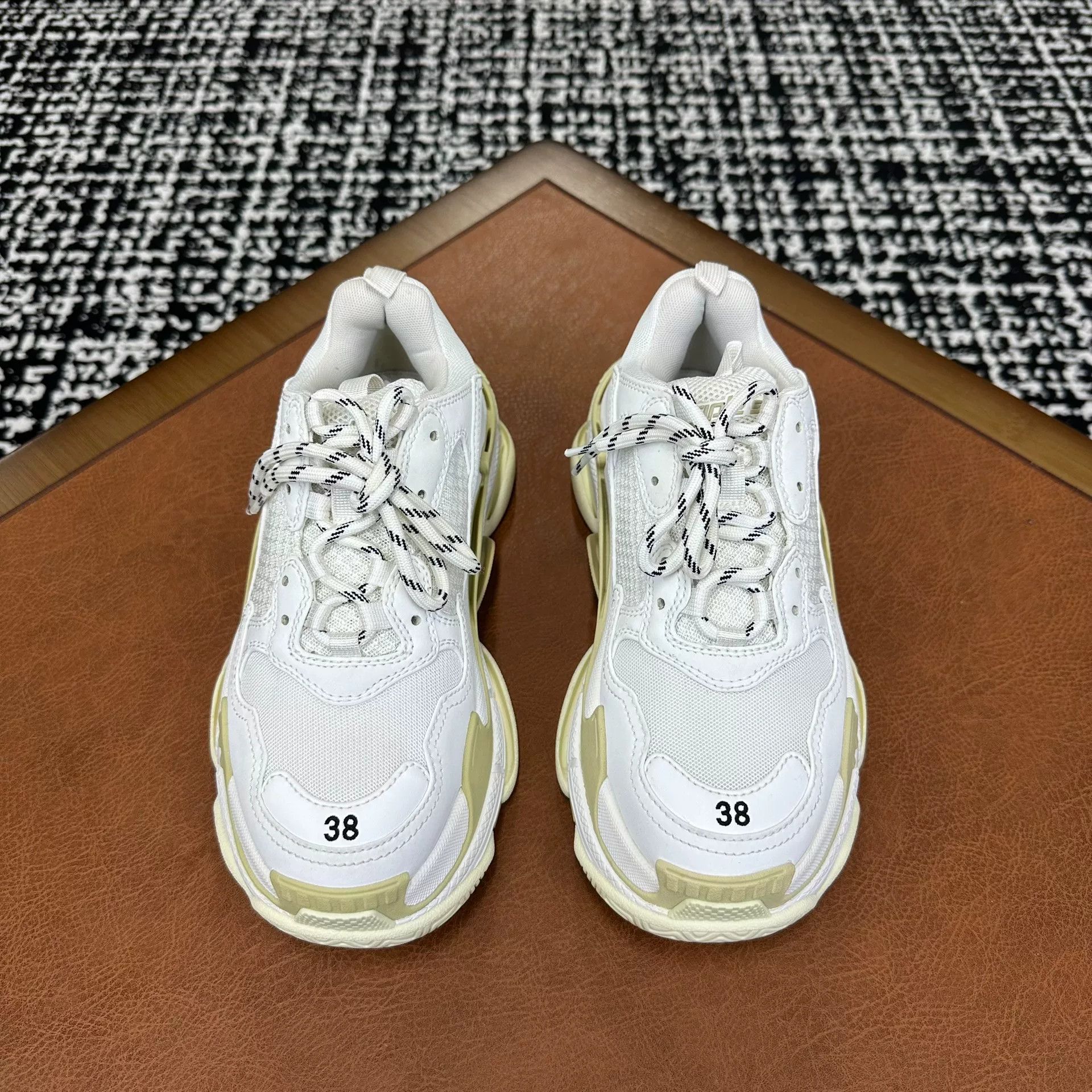 Balenciaga Balenciaga White Lowtop Sneakers it_38 Women Size US 8 / IT 38 - 2 Thumbnail