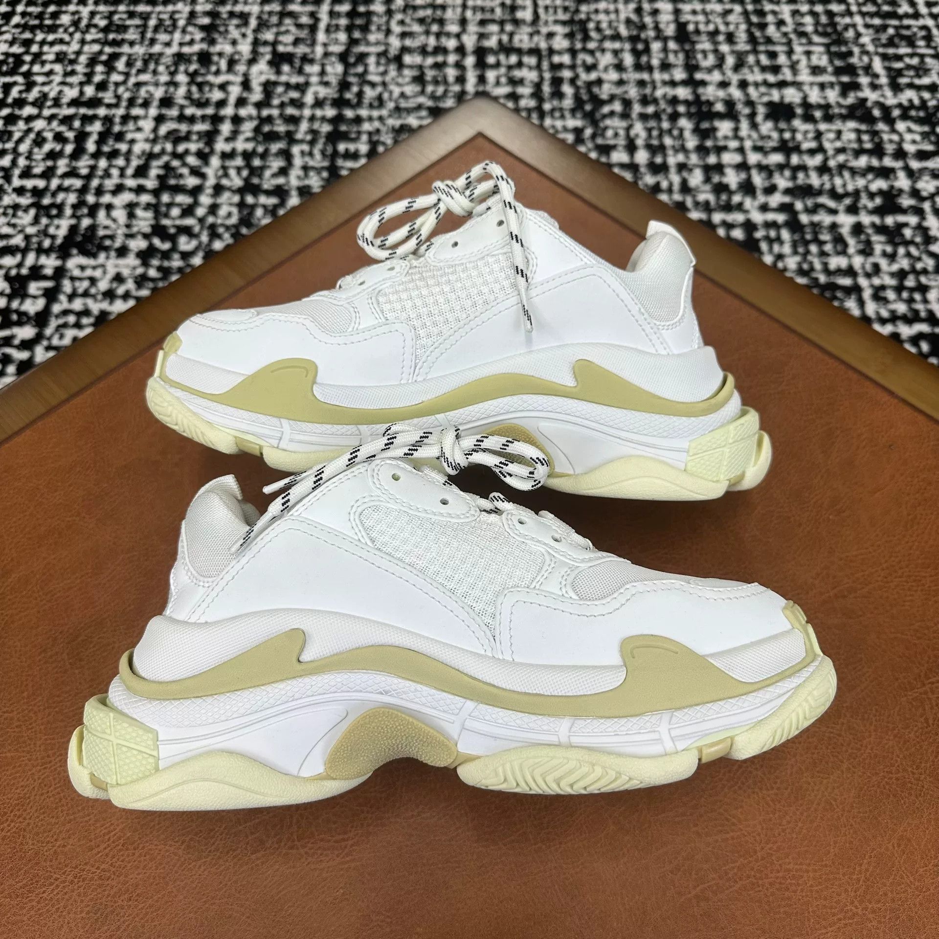 Balenciaga Balenciaga White Lowtop Sneakers it_38 Women Size US 8 / IT 38 - 8 Thumbnail
