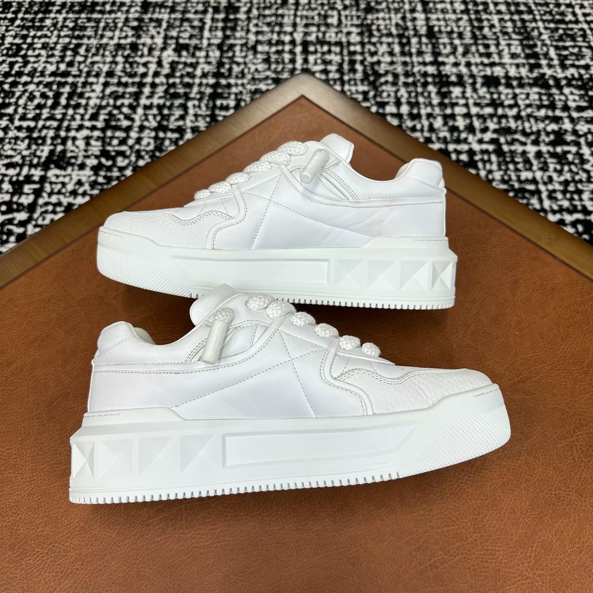 Valentino Valentino White Lowtop Sneakers 7 Men Size US 7 / EU 40 - 7 Thumbnail
