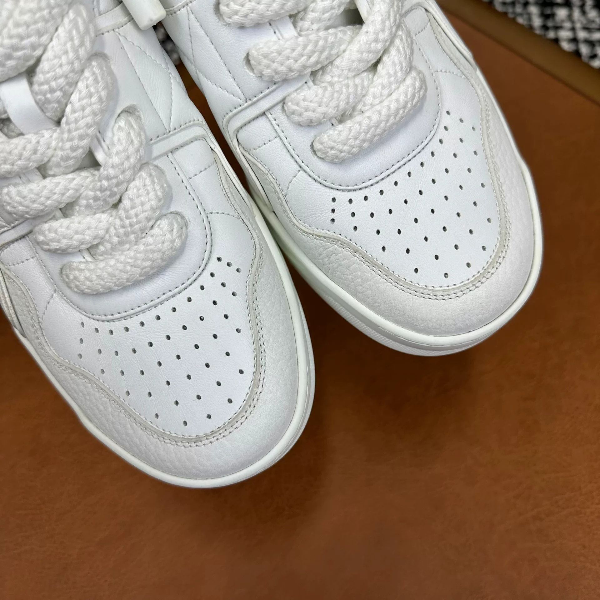 Valentino Valentino White Lowtop Sneakers 7 Men Size US 7 / EU 40 - 5 Thumbnail