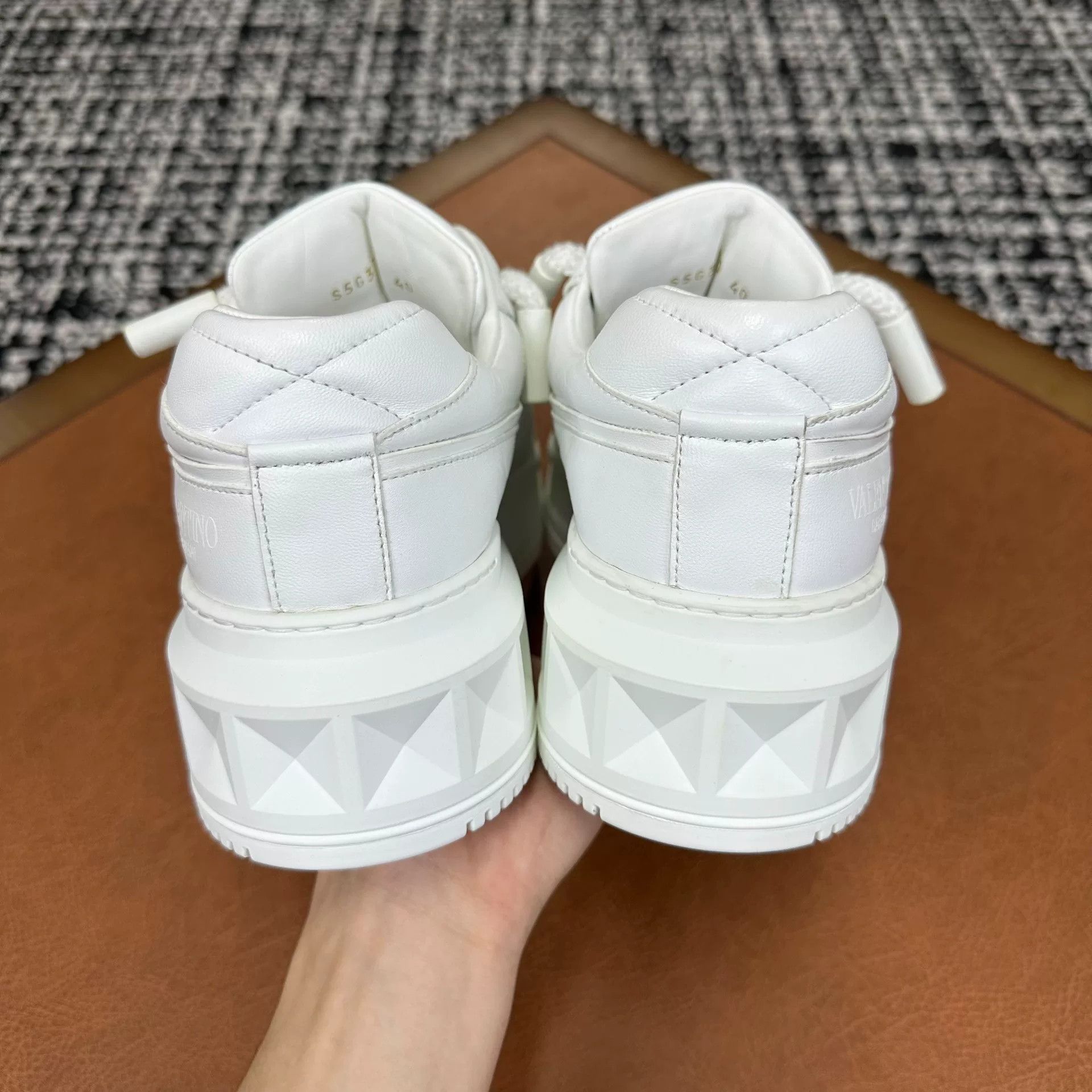 Valentino Valentino White Lowtop Sneakers 7 Men Size US 7 / EU 40 - 4 Thumbnail