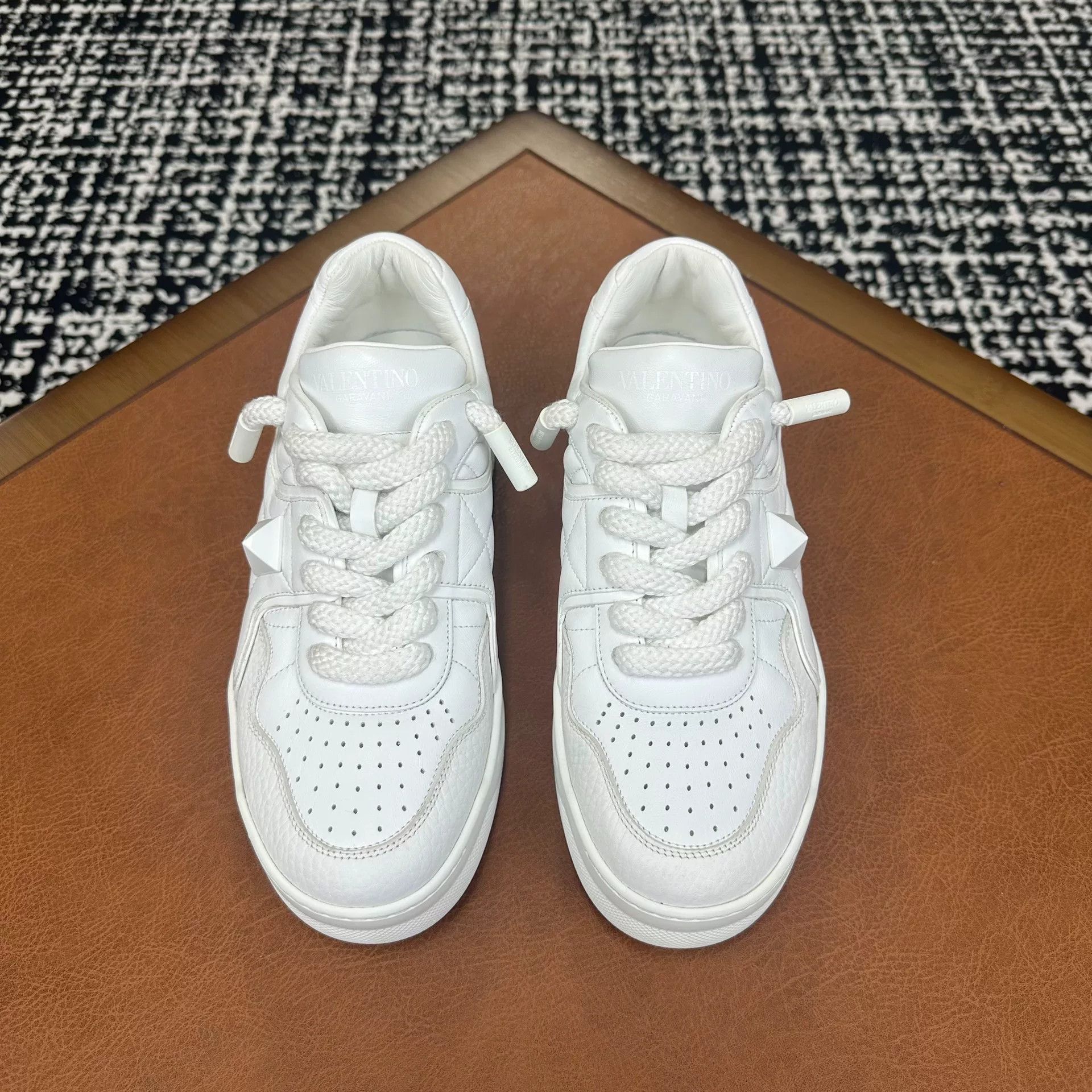 Valentino Valentino White Lowtop Sneakers 7 Men Size US 7 / EU 40 - 2 Thumbnail