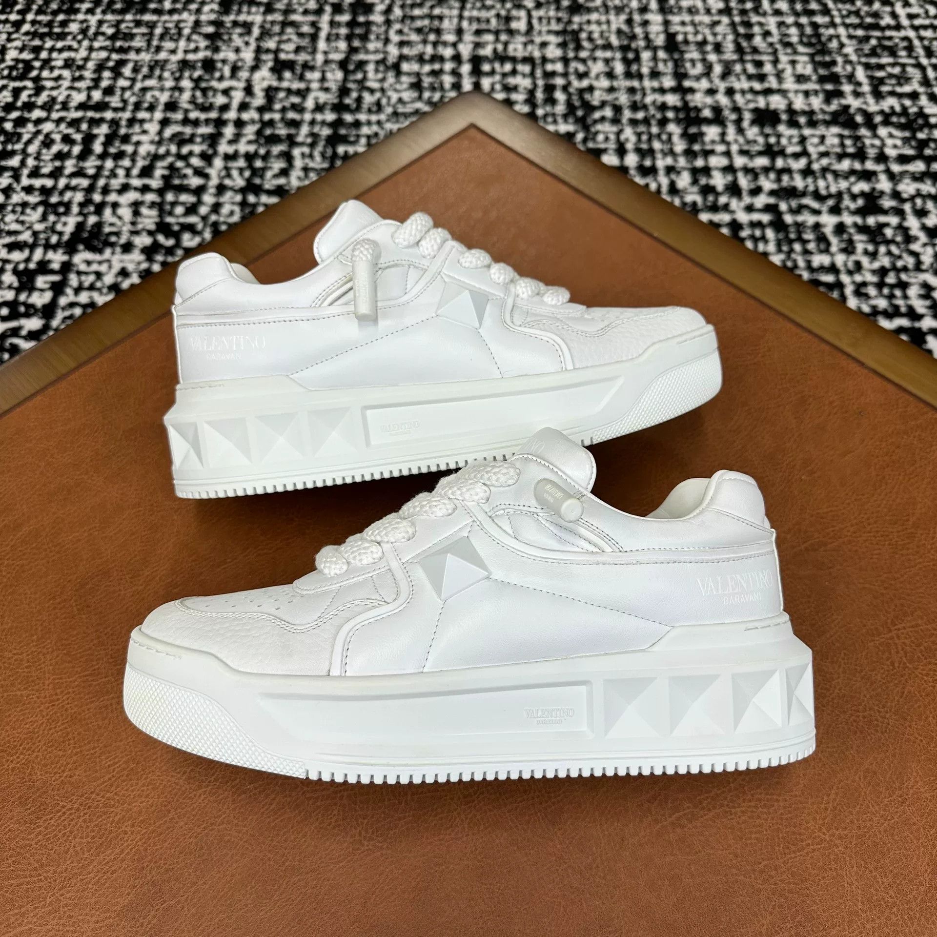 Valentino Valentino White Lowtop Sneakers 7 Men Size US 7 / EU 40 - 6 Thumbnail