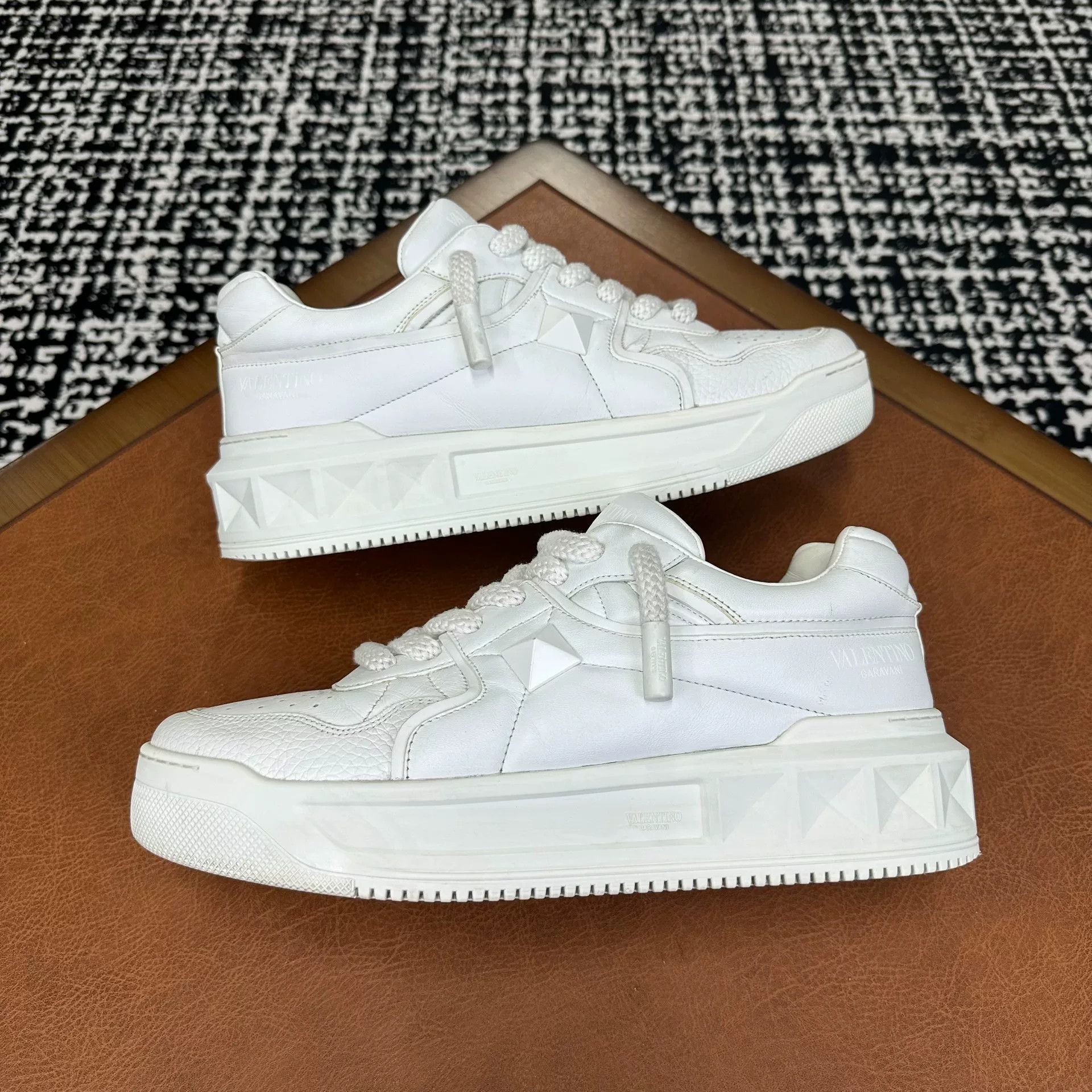 Valentino Valentino Casual White Lowtop Sneakers 11 Men Size US 11 / EU 44 - 5 Thumbnail