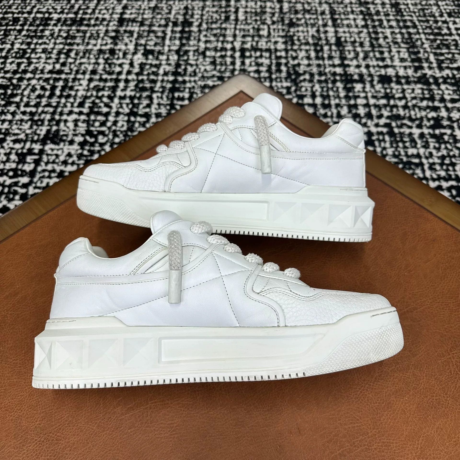 Valentino Valentino Casual White Lowtop Sneakers 11 Men Size US 11 / EU 44 - 6 Thumbnail