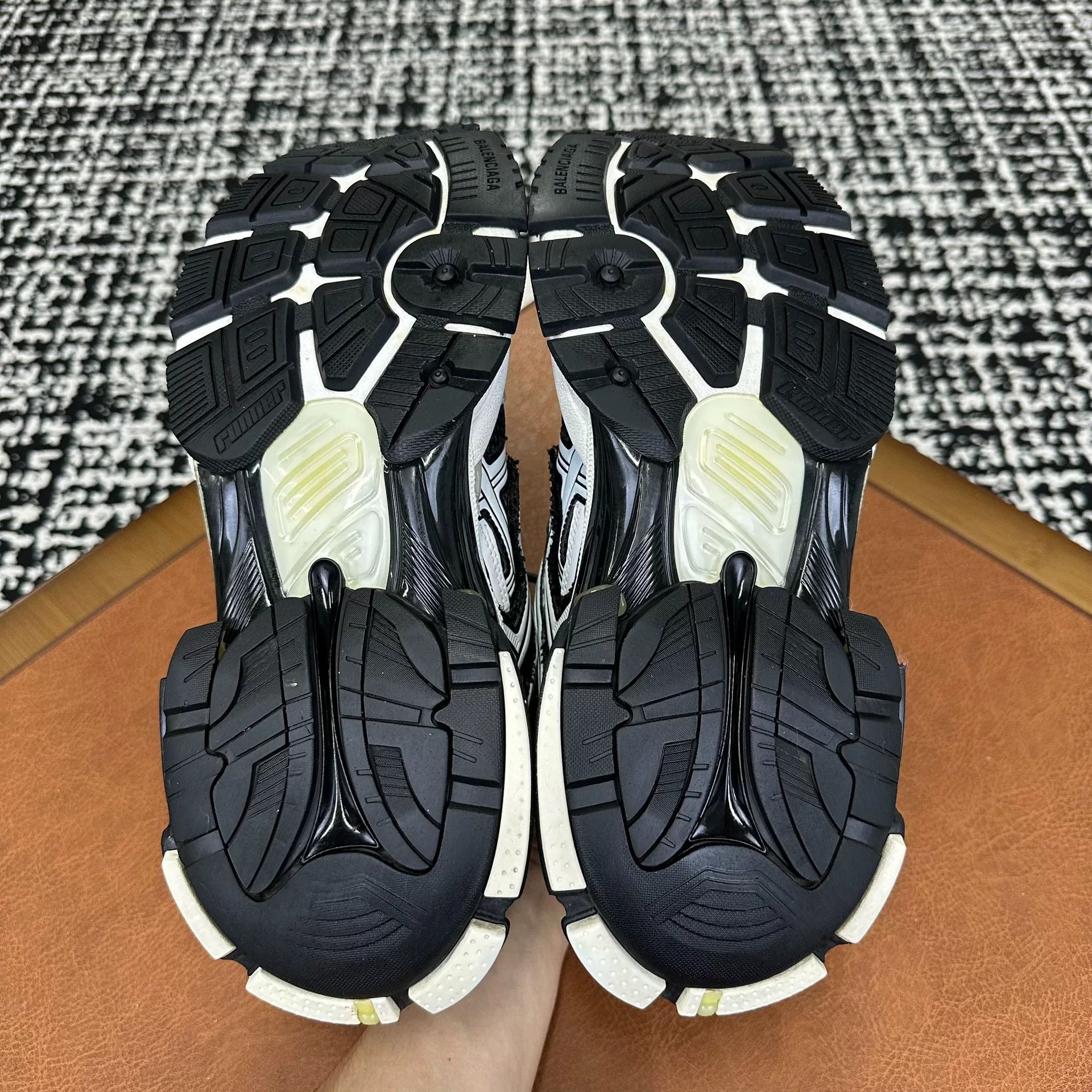 Balenciaga Balenciaga Running Black Lowtop Sneakers 8 Men Size US 8 / EU 41 - 8 Thumbnail