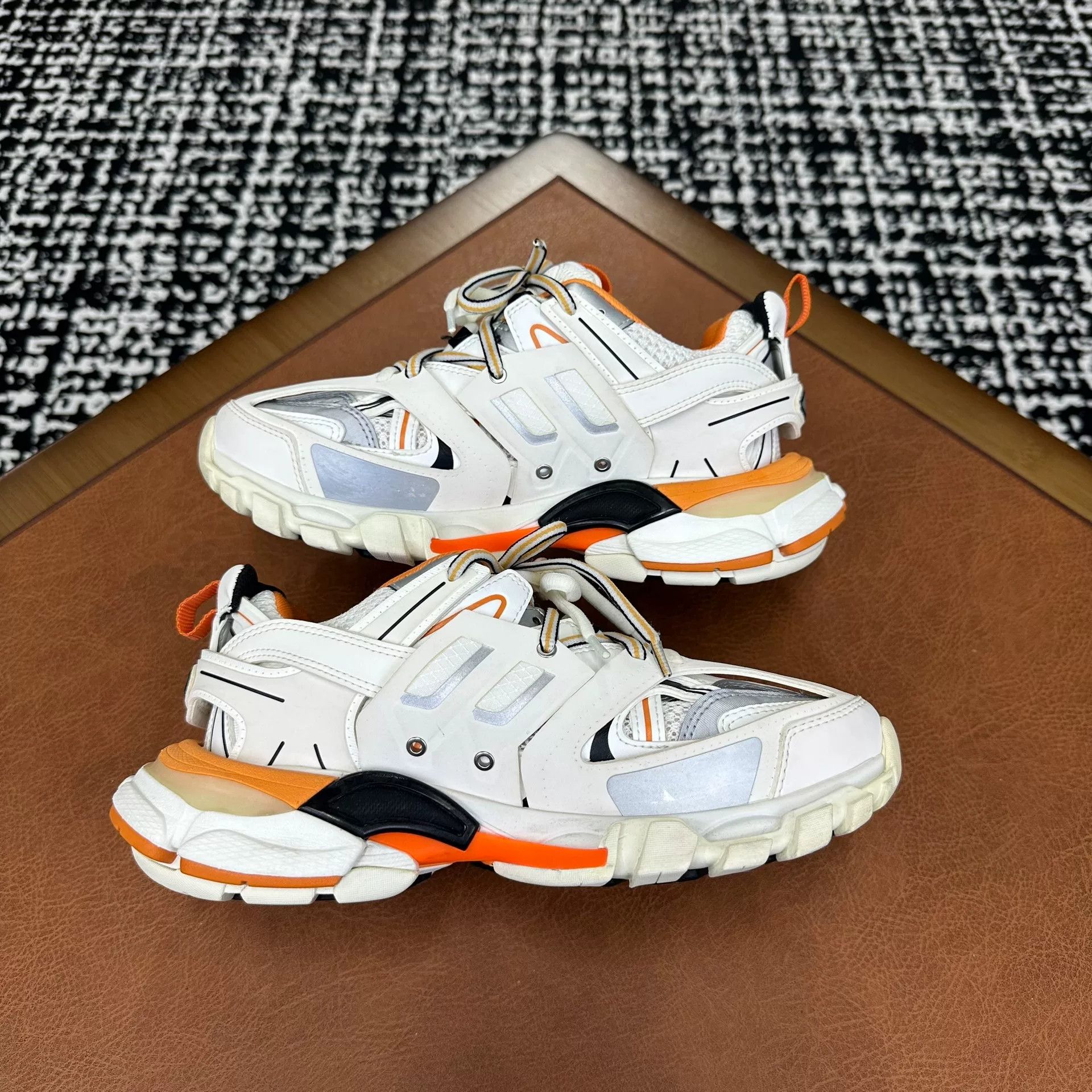 Balenciaga Balenciaga White Lowtop Sneakers it_36 Women Size US 6 / IT 36 - 8 Thumbnail