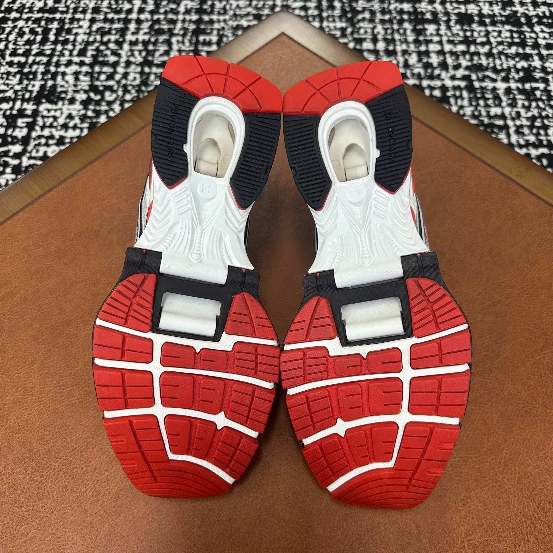 Balenciaga Balenciaga Orange Lowtop Sneakers 11 Men Size US 11 / EU 44 - 7 Thumbnail