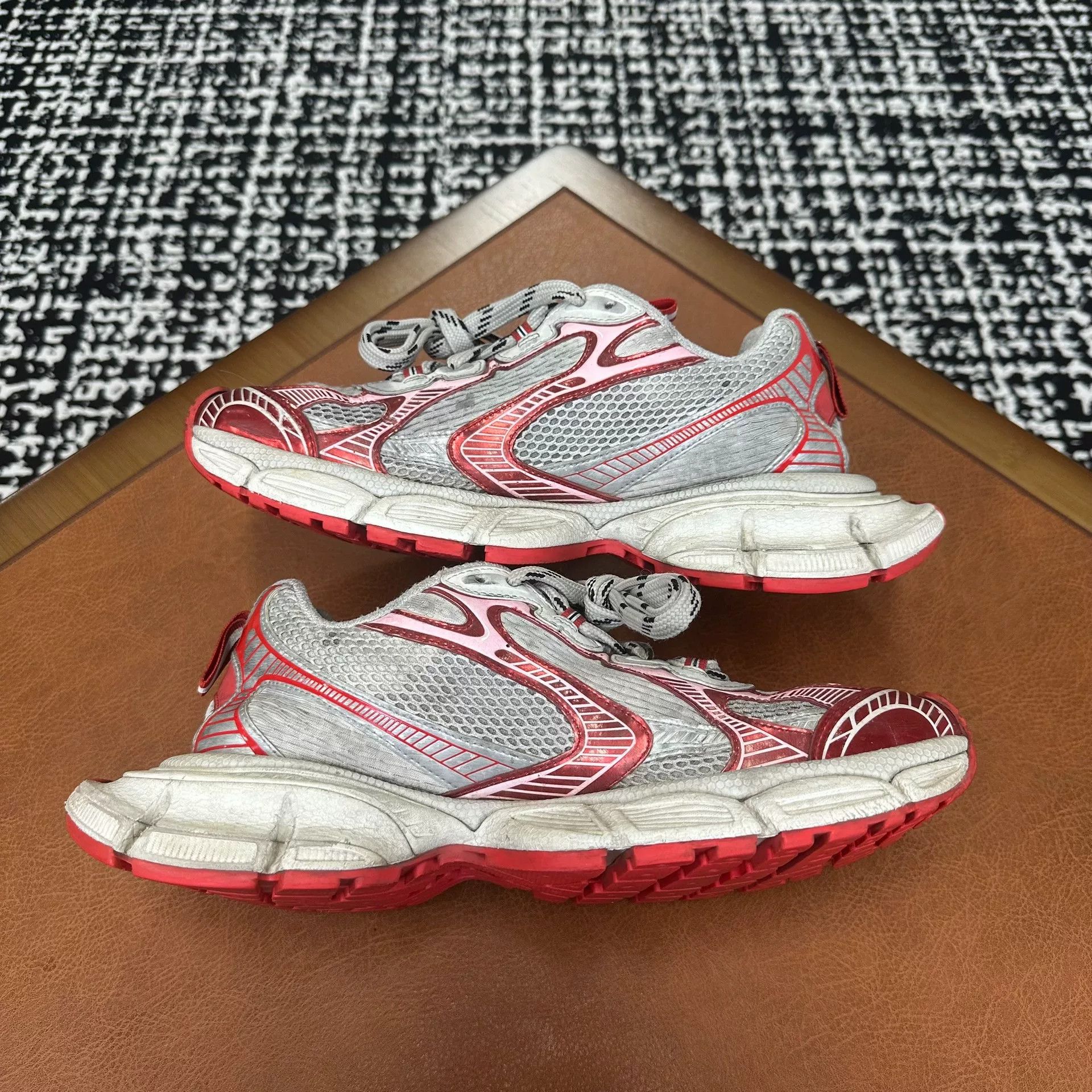Balenciaga Balenciaga Distressed Red Lowtop Sneakers 9 Men Size US 9 / EU 42 - 7 Thumbnail