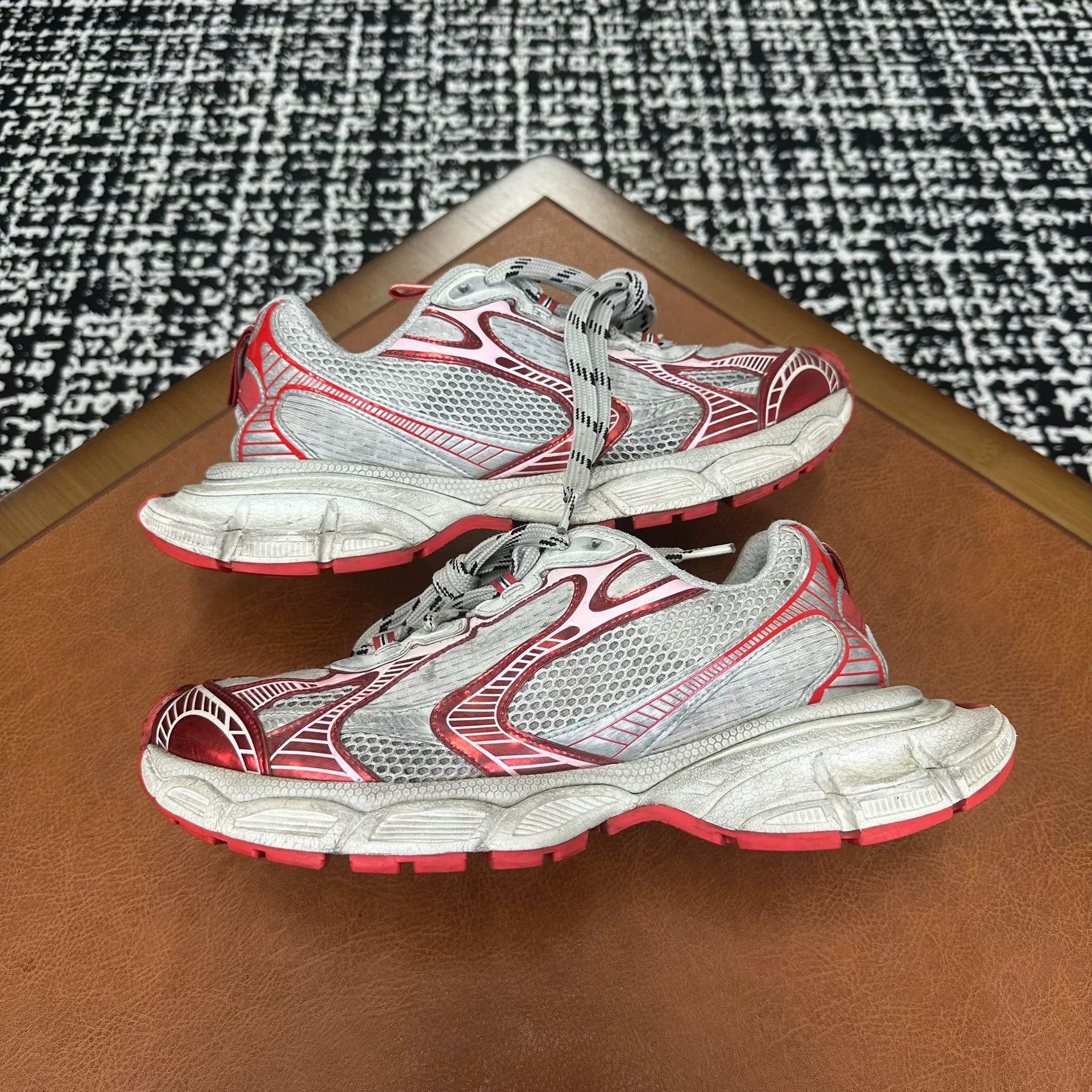 Balenciaga Balenciaga Distressed Red Lowtop Sneakers 9 Men Size US 9 / EU 42 - 6 Thumbnail