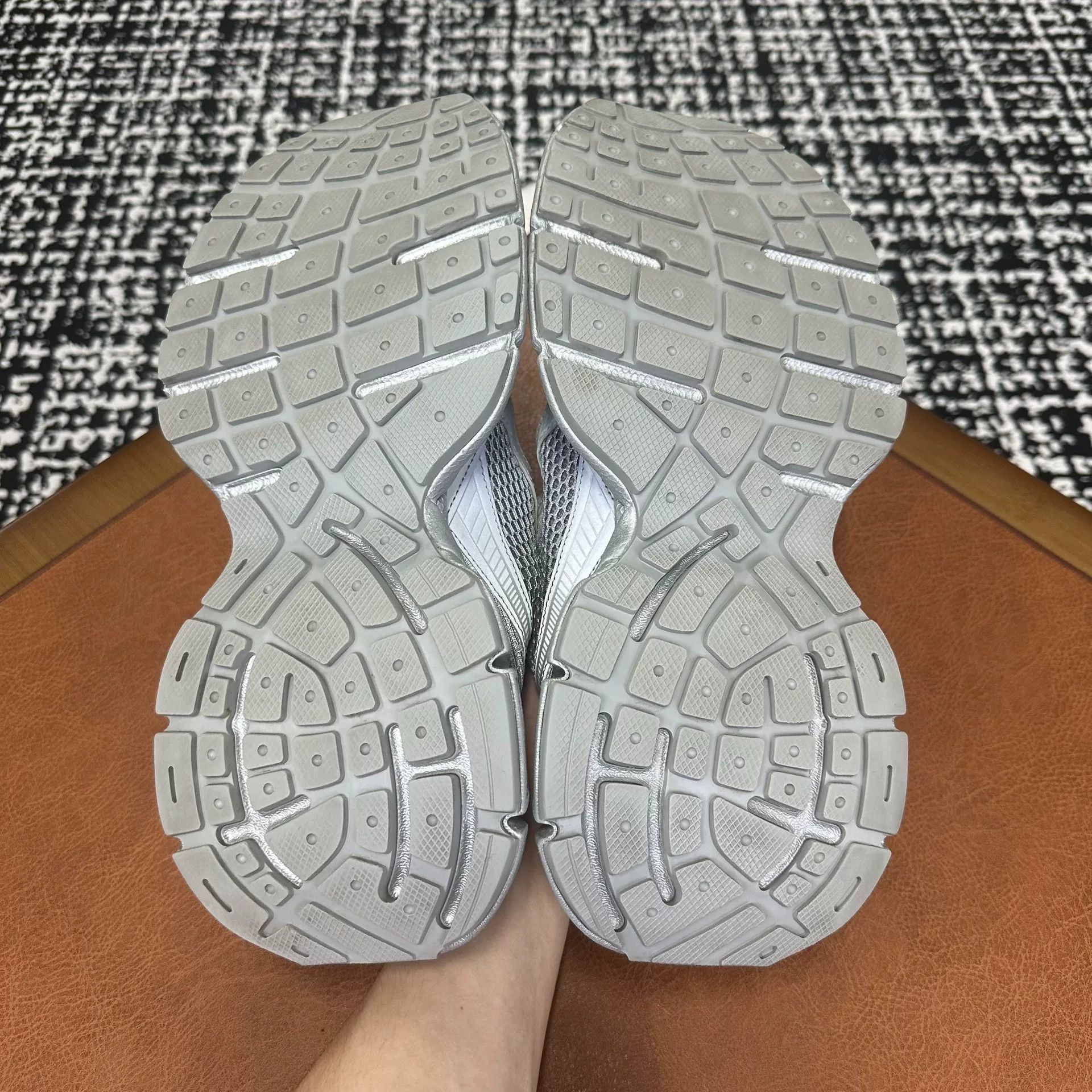 Balenciaga Balenciaga Gray Lowtop Sneakers 10 Men Size US 10 / EU 43 - 8 Thumbnail