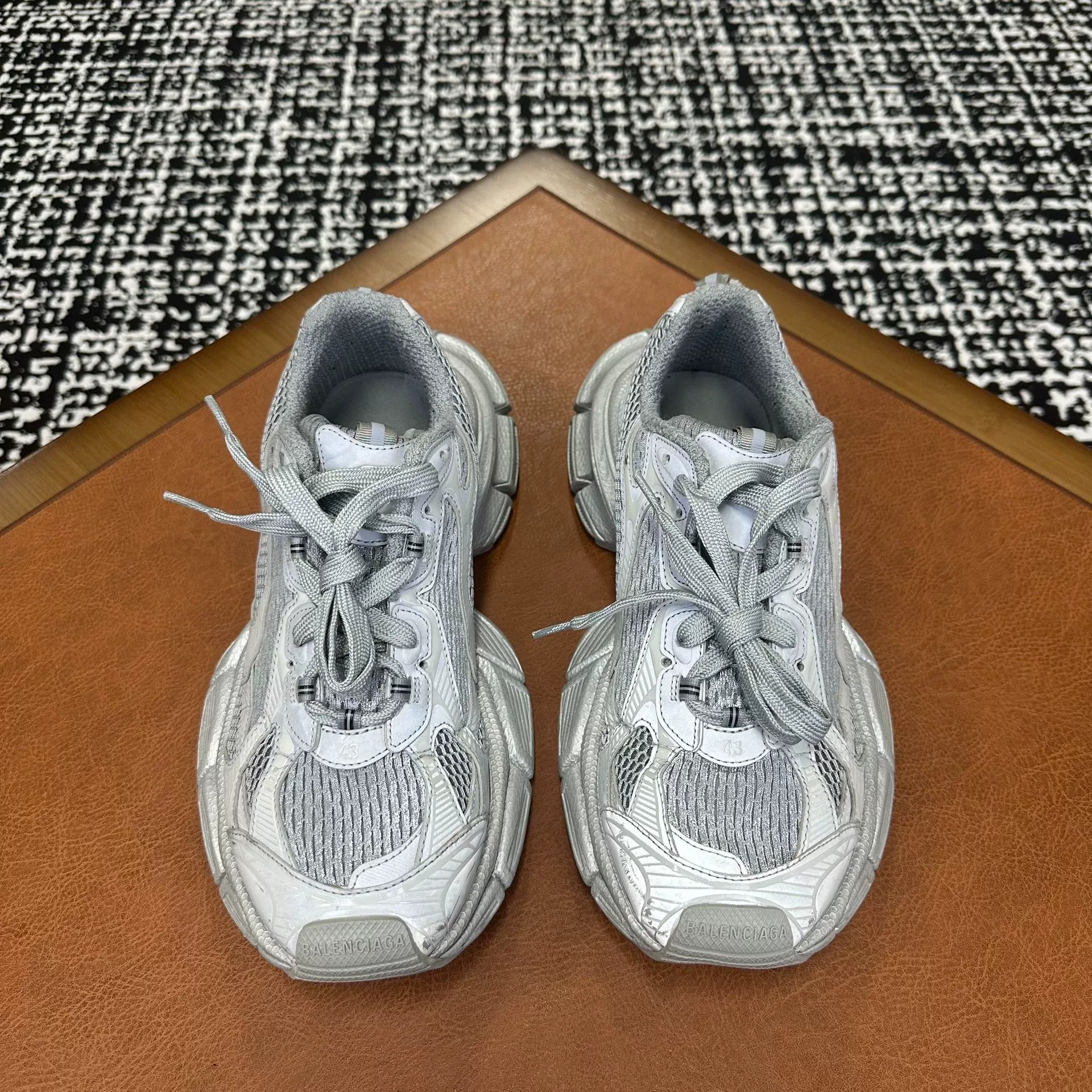Balenciaga Balenciaga Gray Lowtop Sneakers 10 Men Size US 10 / EU 43 - 2 Thumbnail
